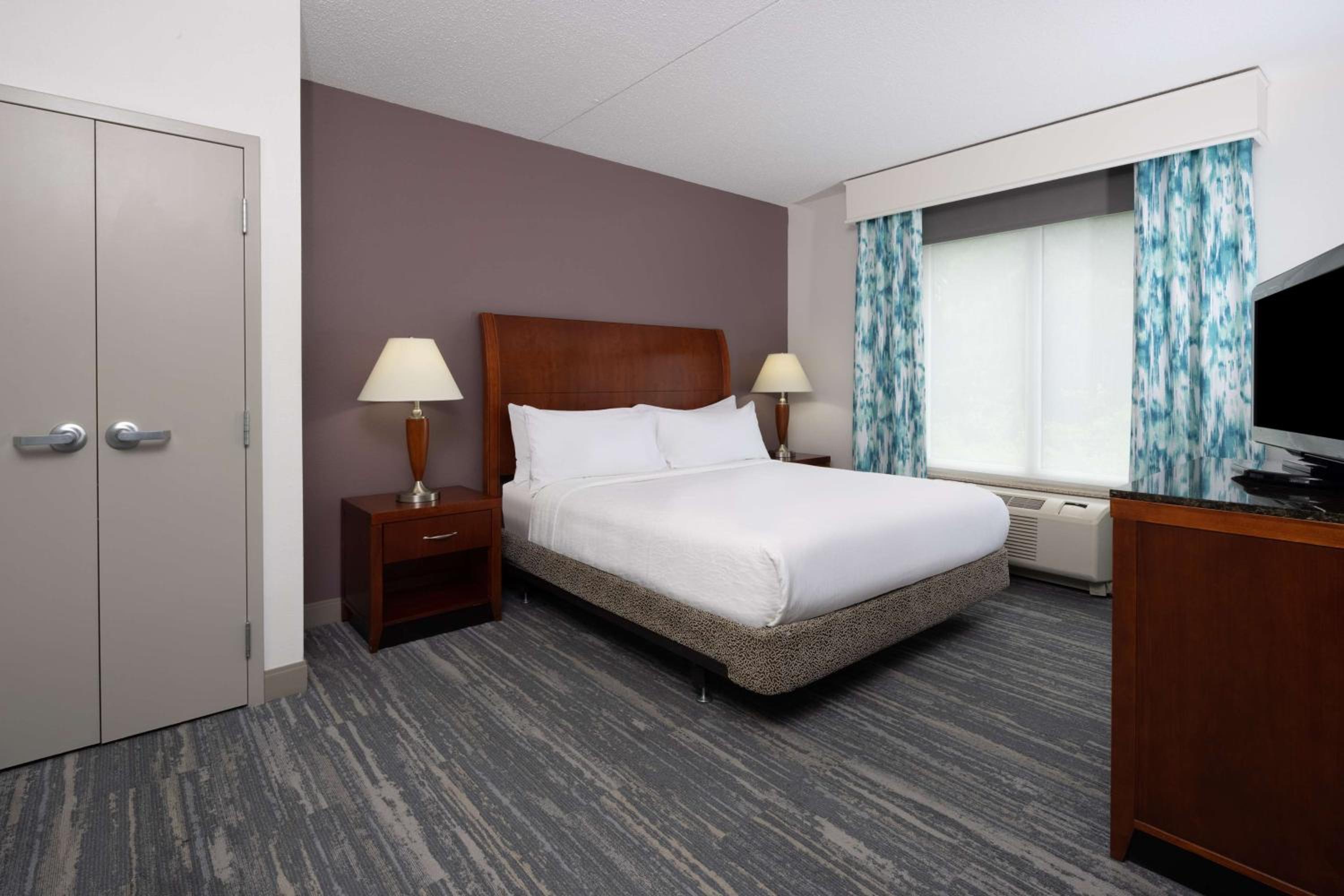 One-Bedroom King Suite with Whirlpool photo 1