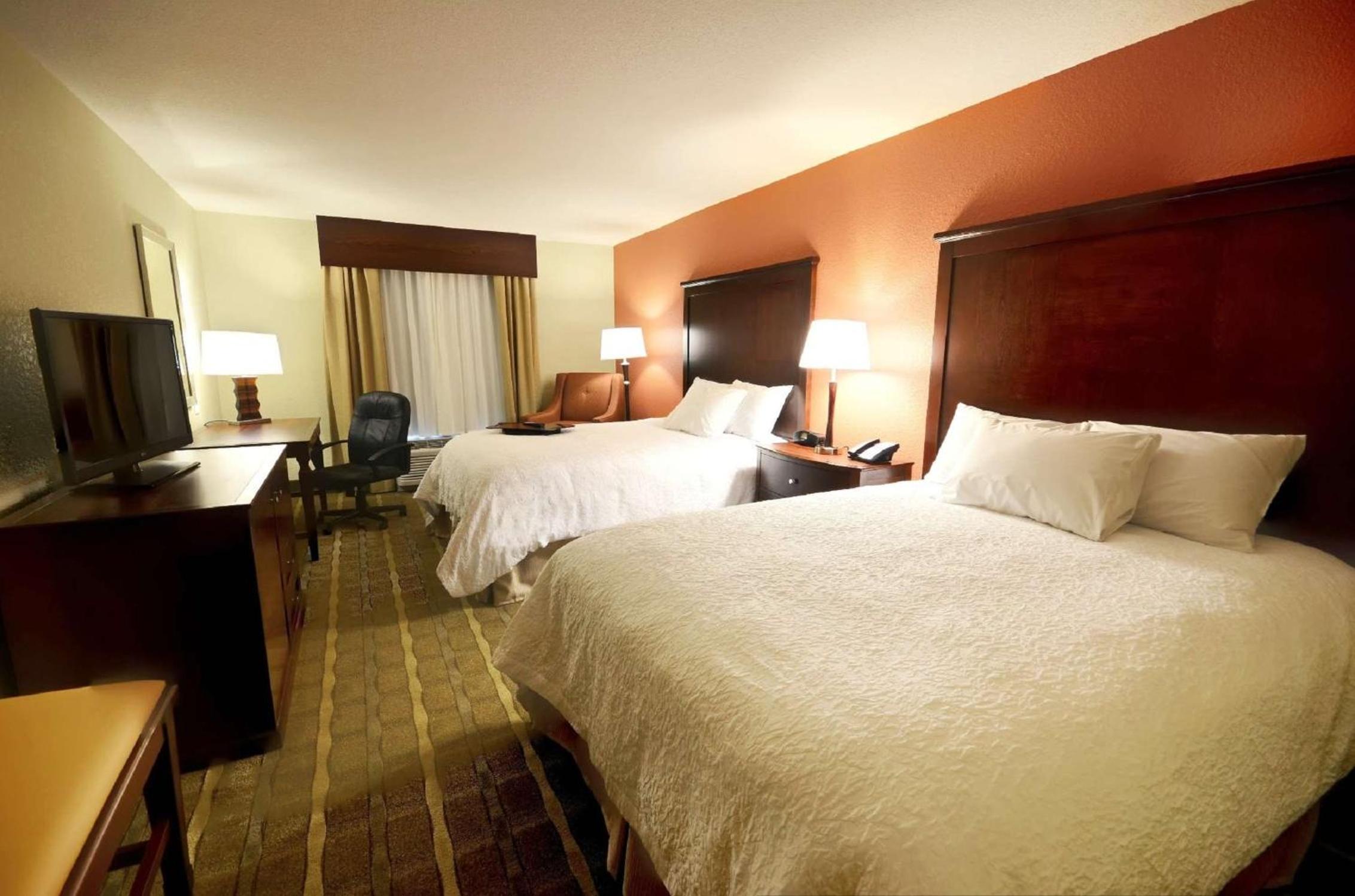 Room with Two Queen Beds - Non-Smoking - Photo 3