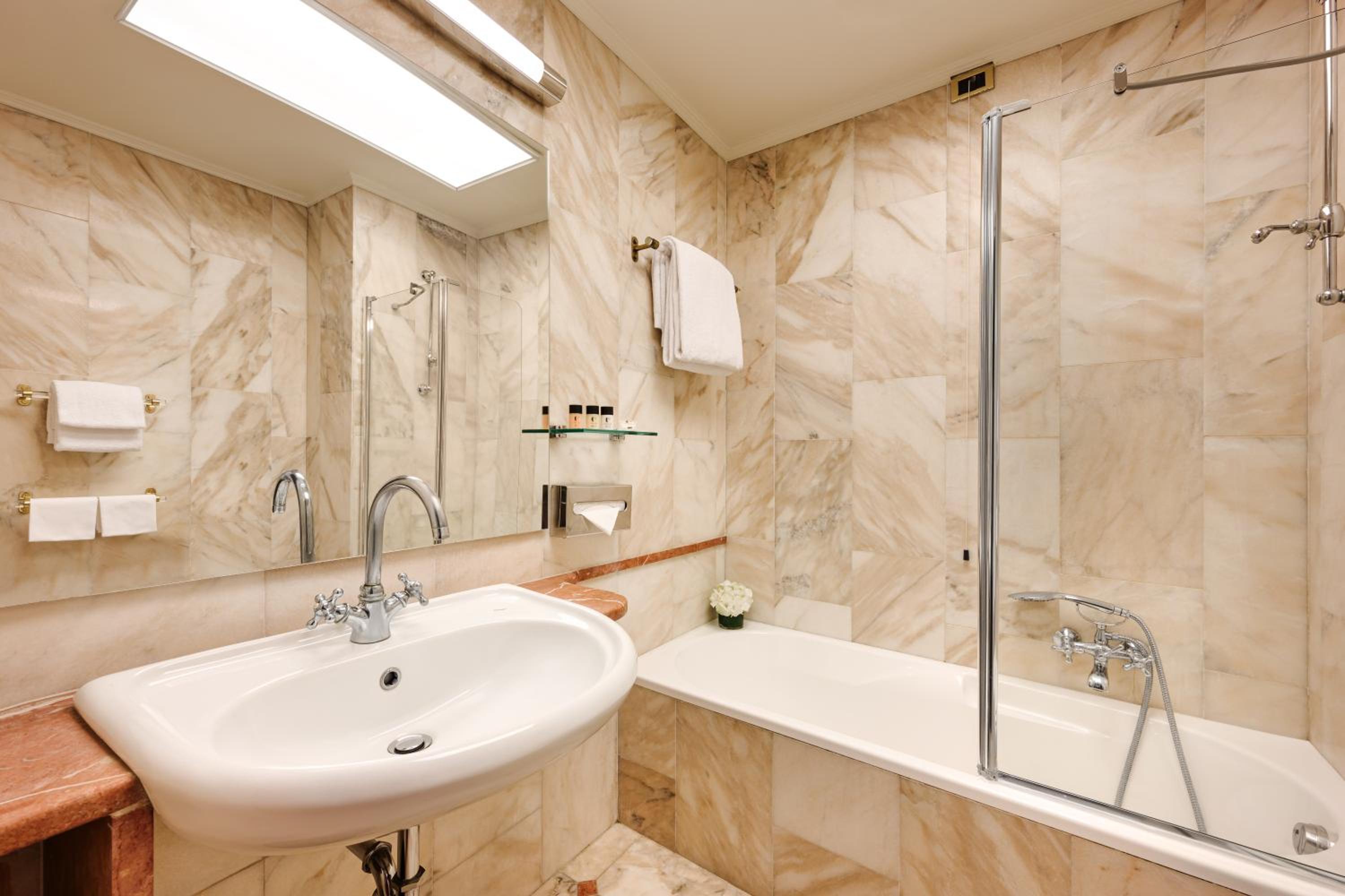 Classic Double or Twin Room - Photo 5