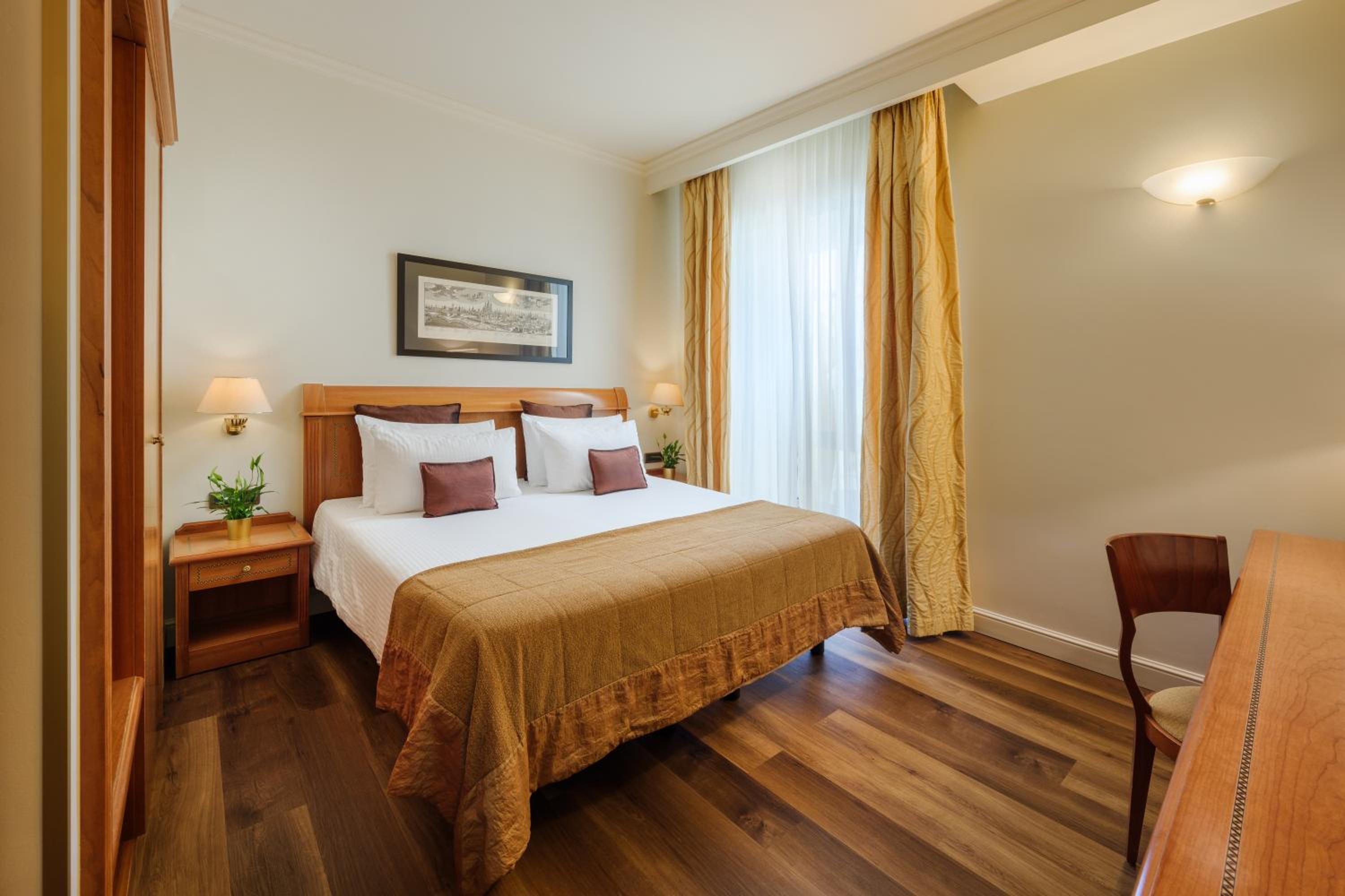 Classic Double or Twin Room - Photo 8