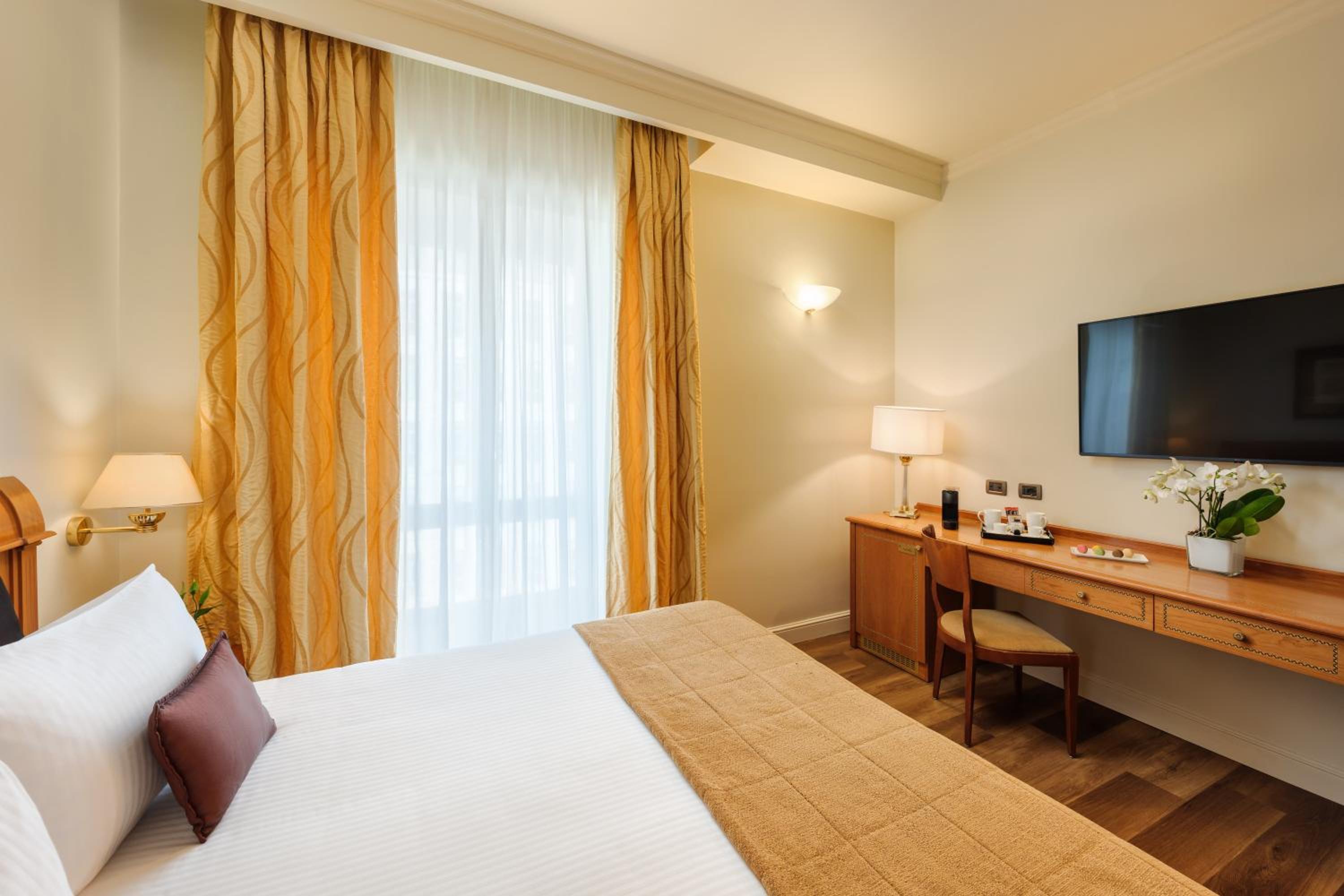 Classic Double or Twin Room - Photo 10