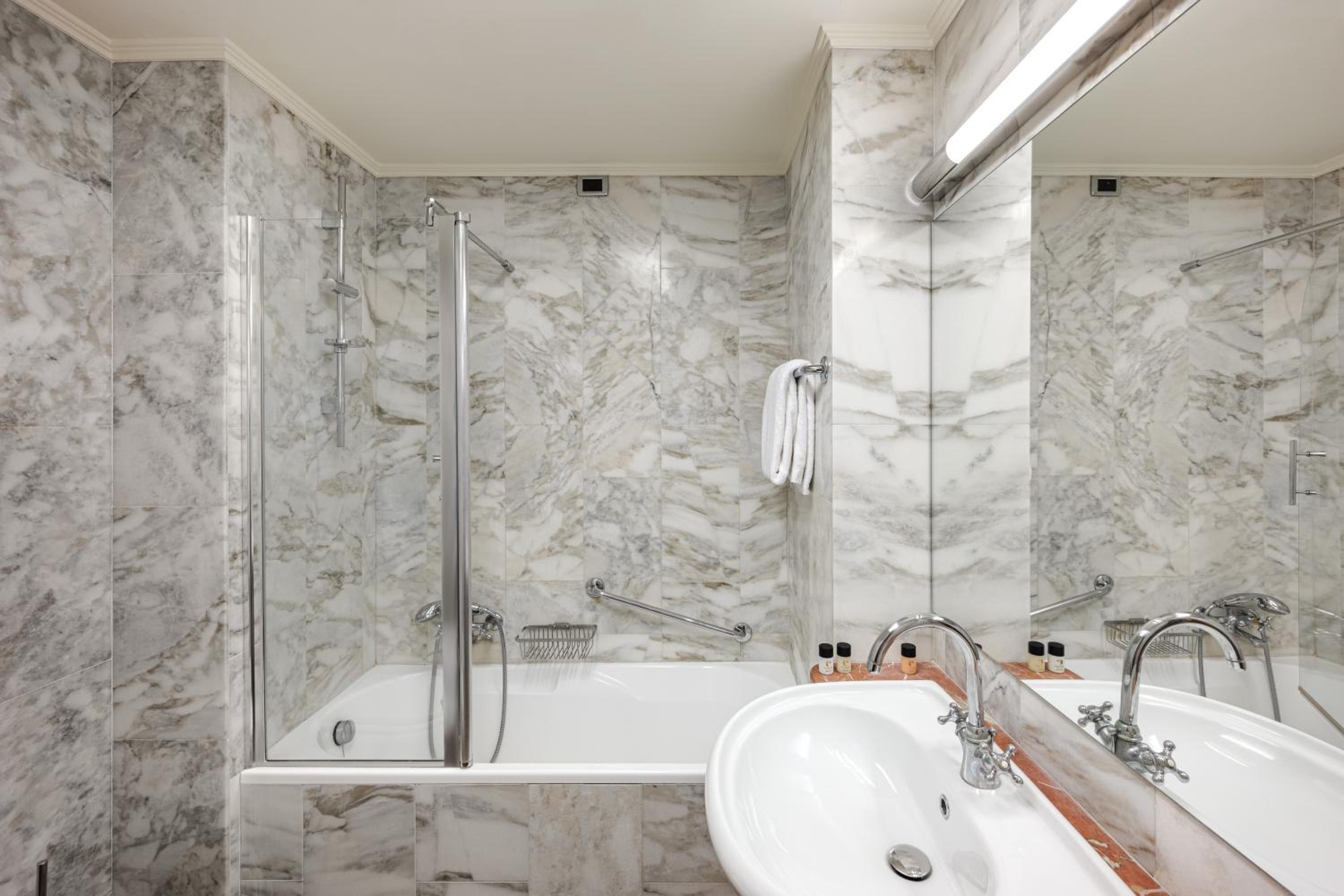 Classic Double or Twin Room - Photo 7