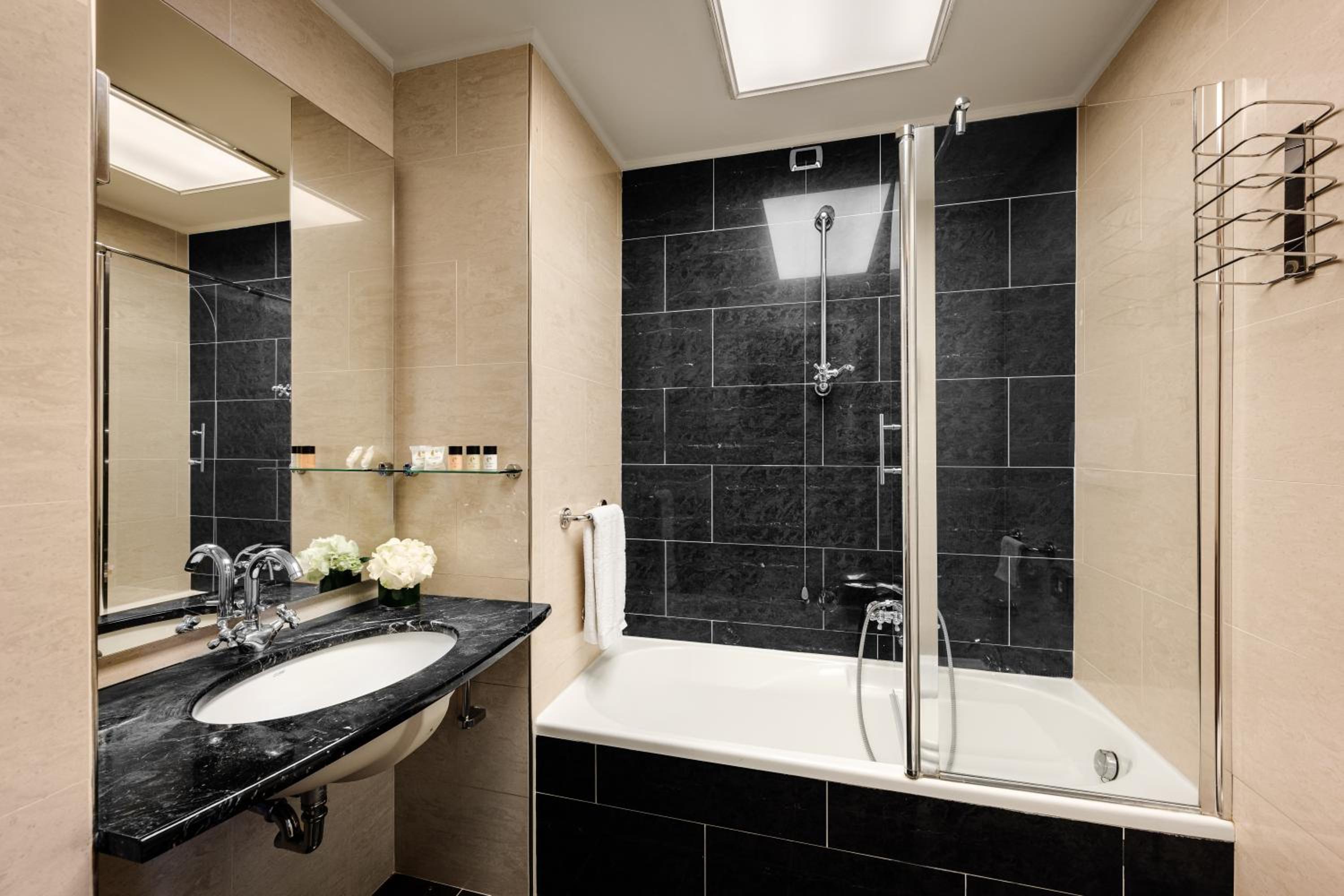 Classic Double or Twin Room - Photo 6