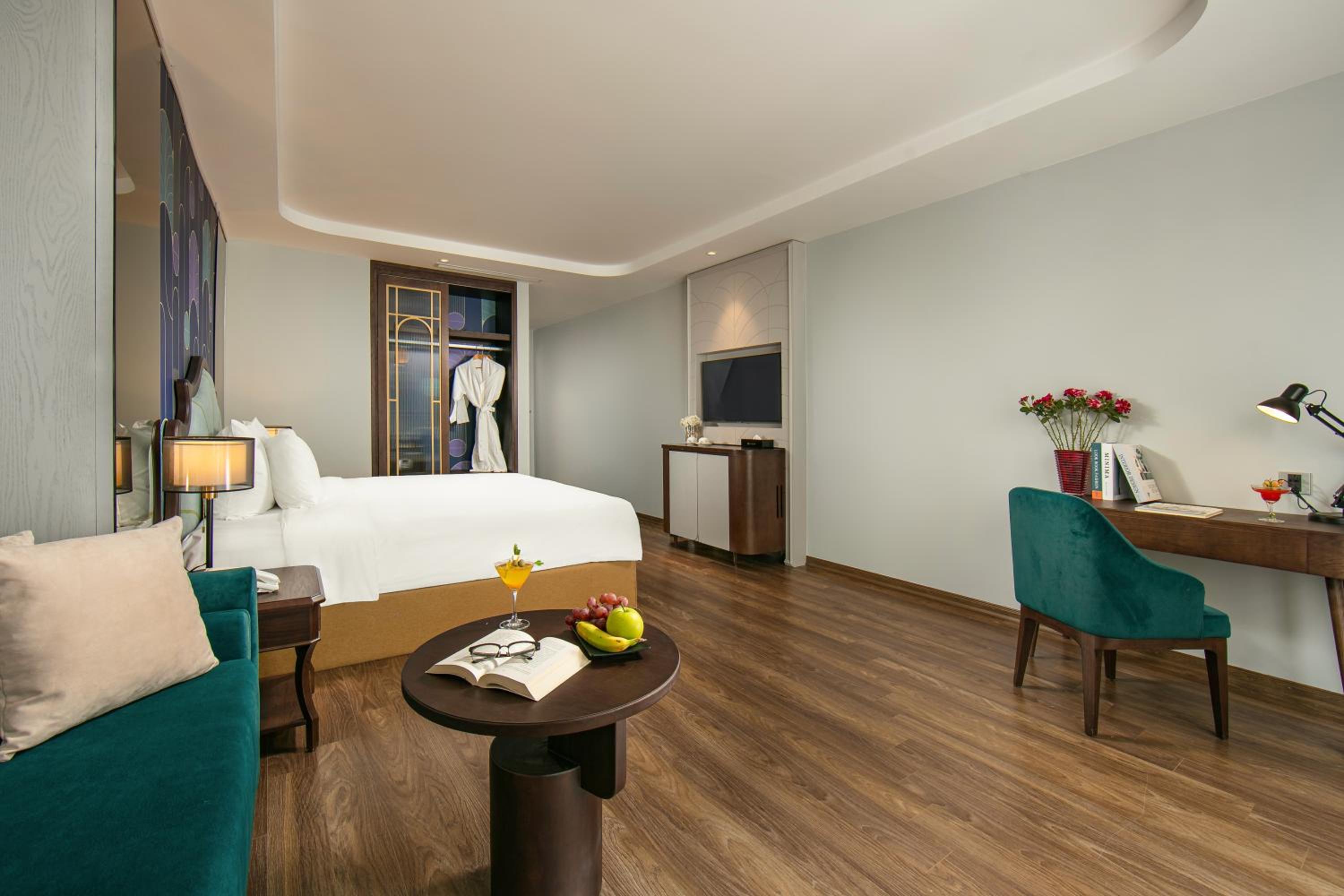Suite with Terrace thumbnail 5