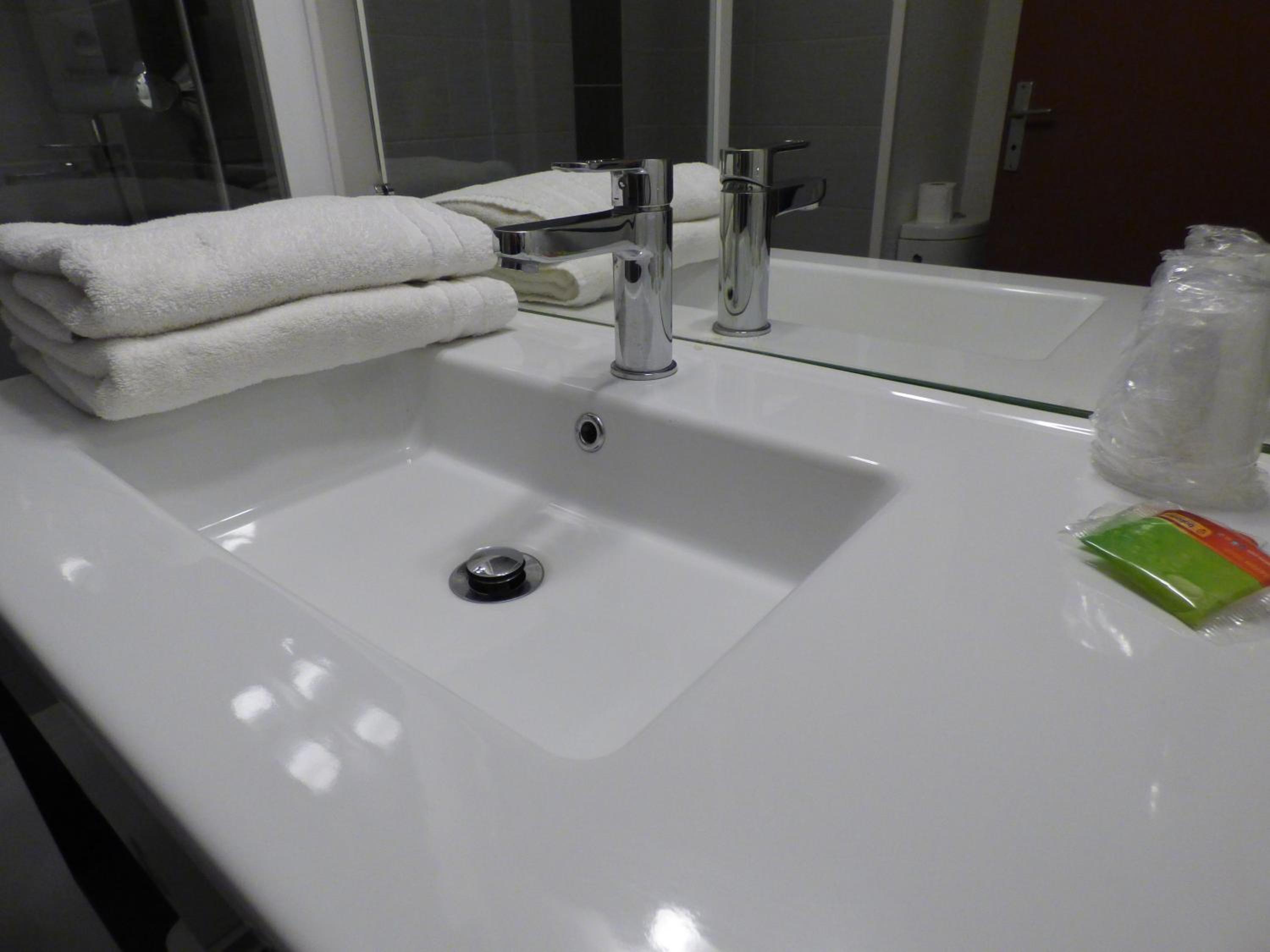 Twin Room - Photo 3