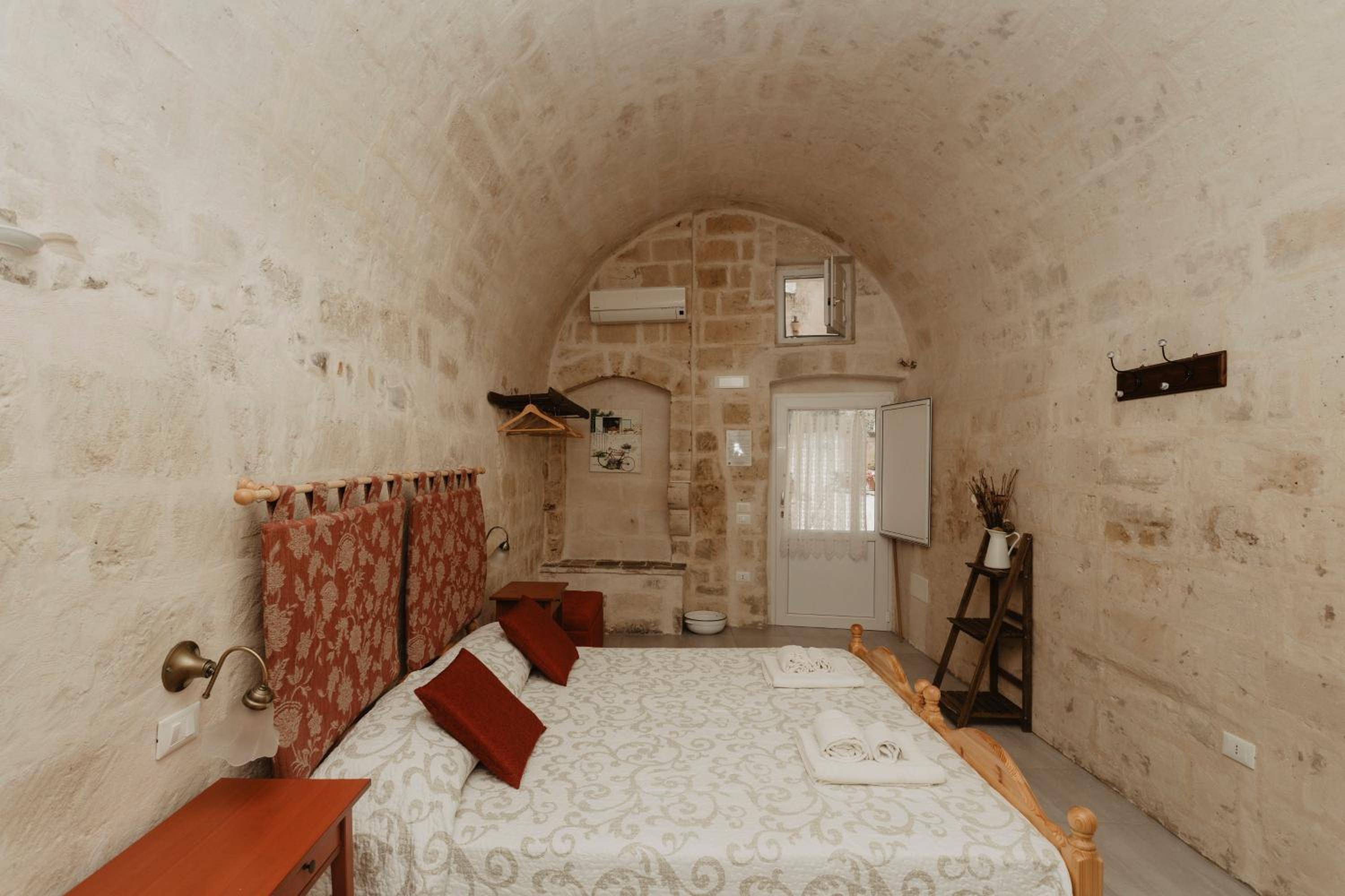 Standard Double or Twin Room - Photo 8