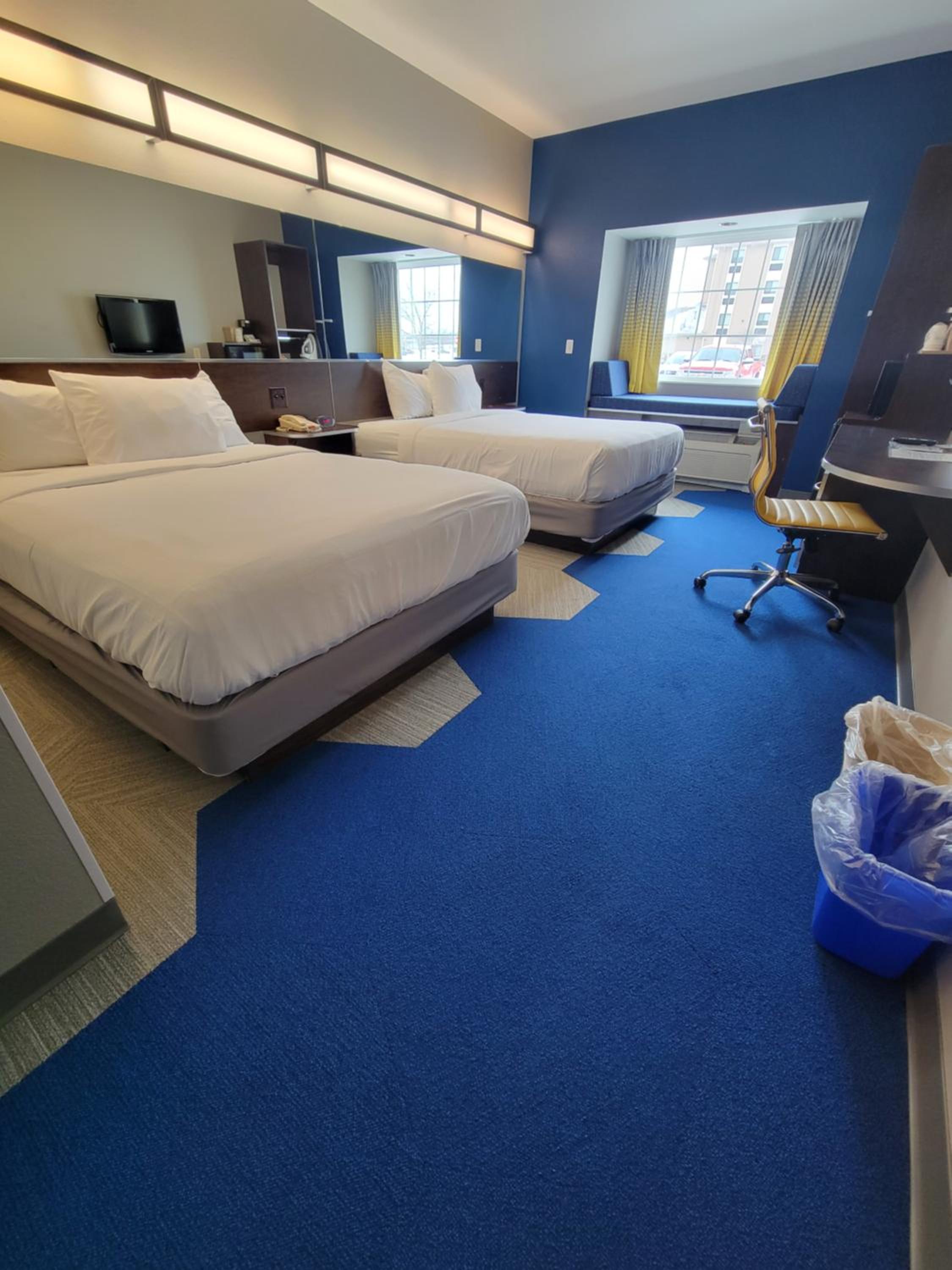 Queen Room with Two Queen Beds - Non-Smoking - Photo 6