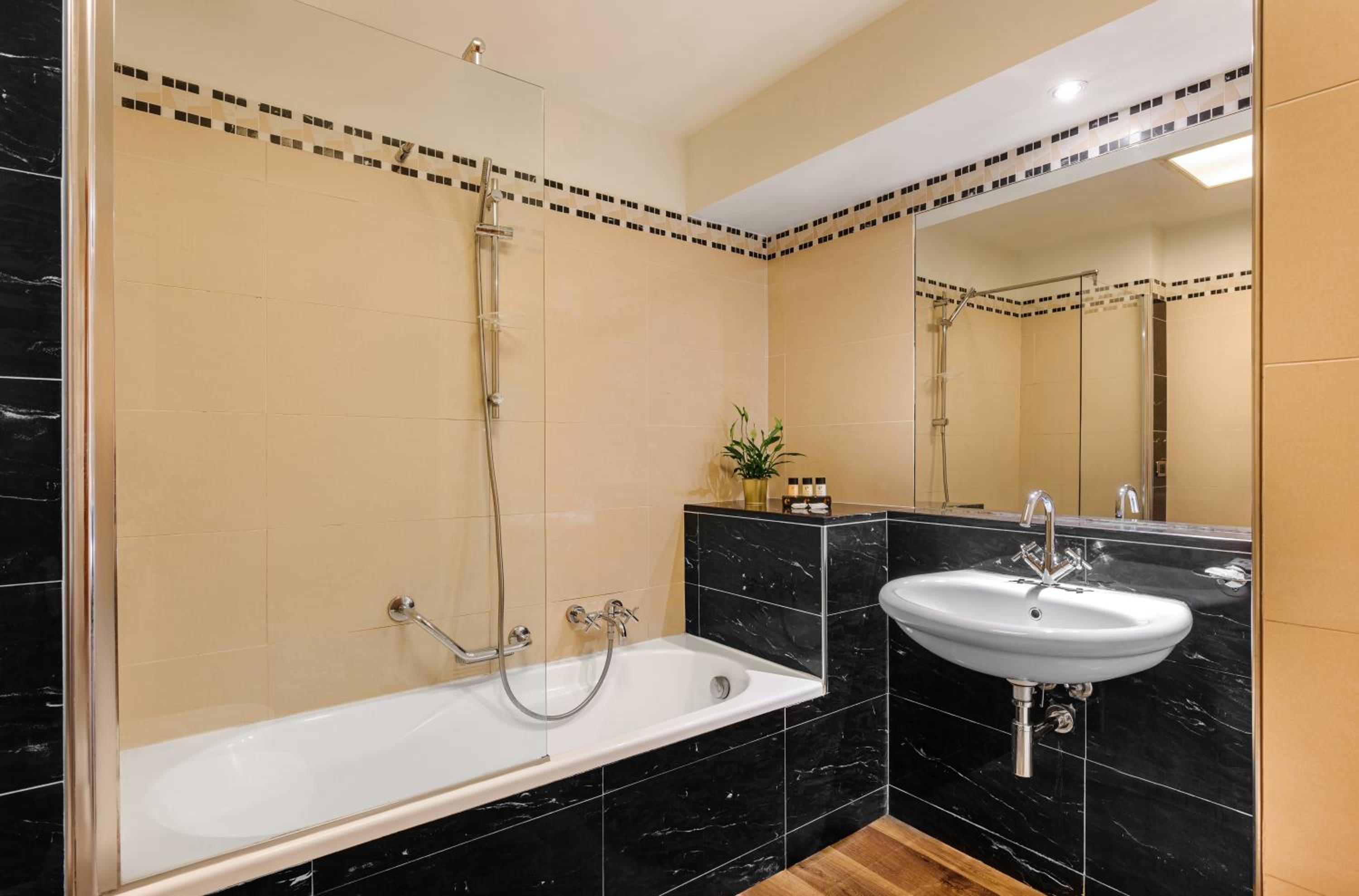 Superior Double or Twin Room - Photo 8