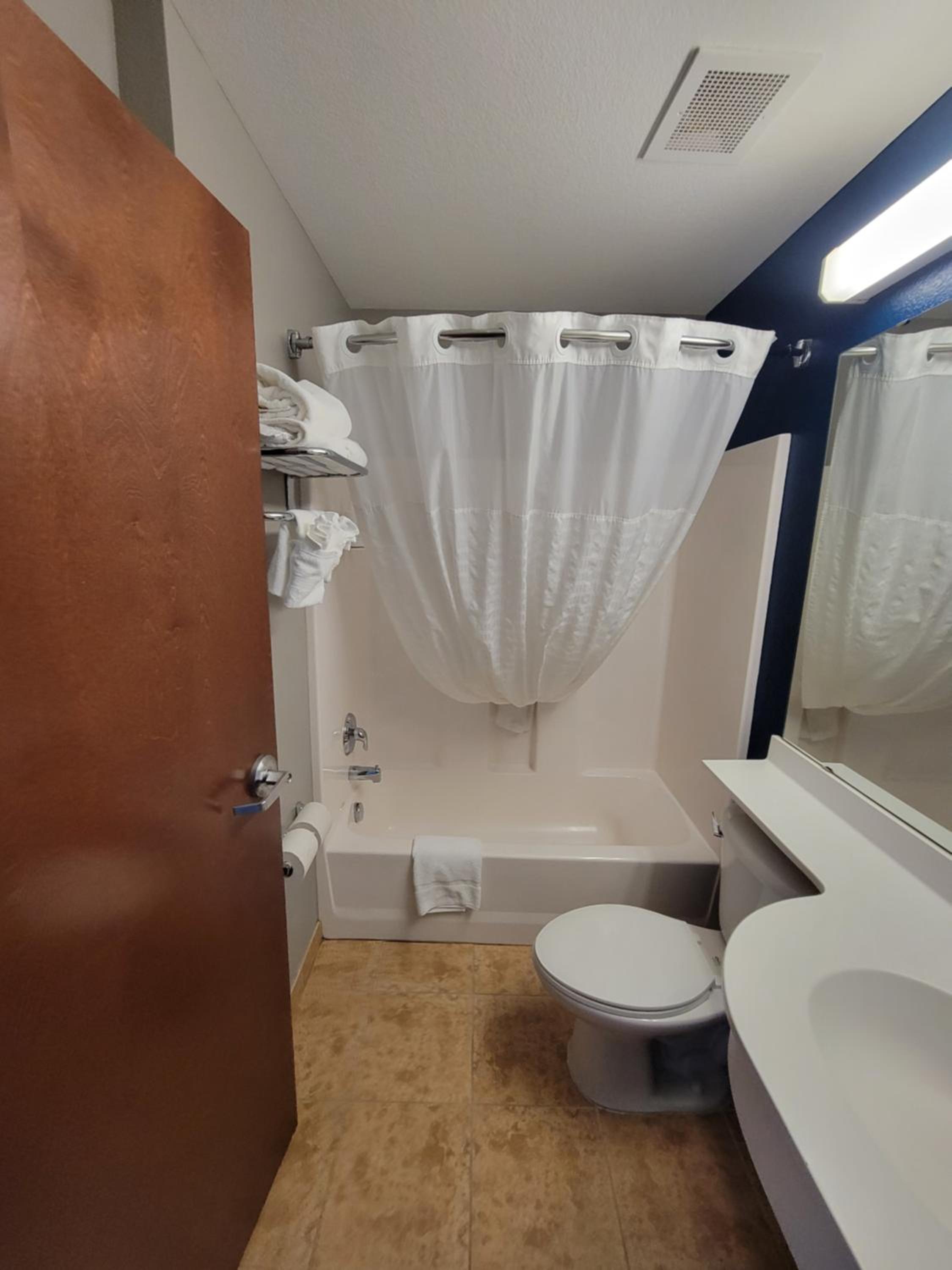 Queen Studio Suite - Non-Smoking - Photo 11