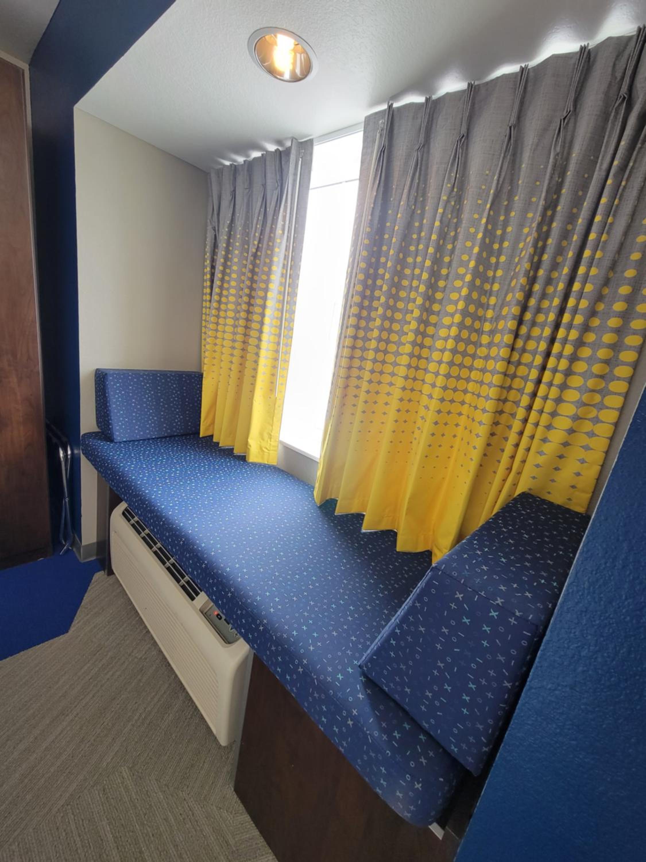 Queen Studio Suite - Non-Smoking - Photo 8