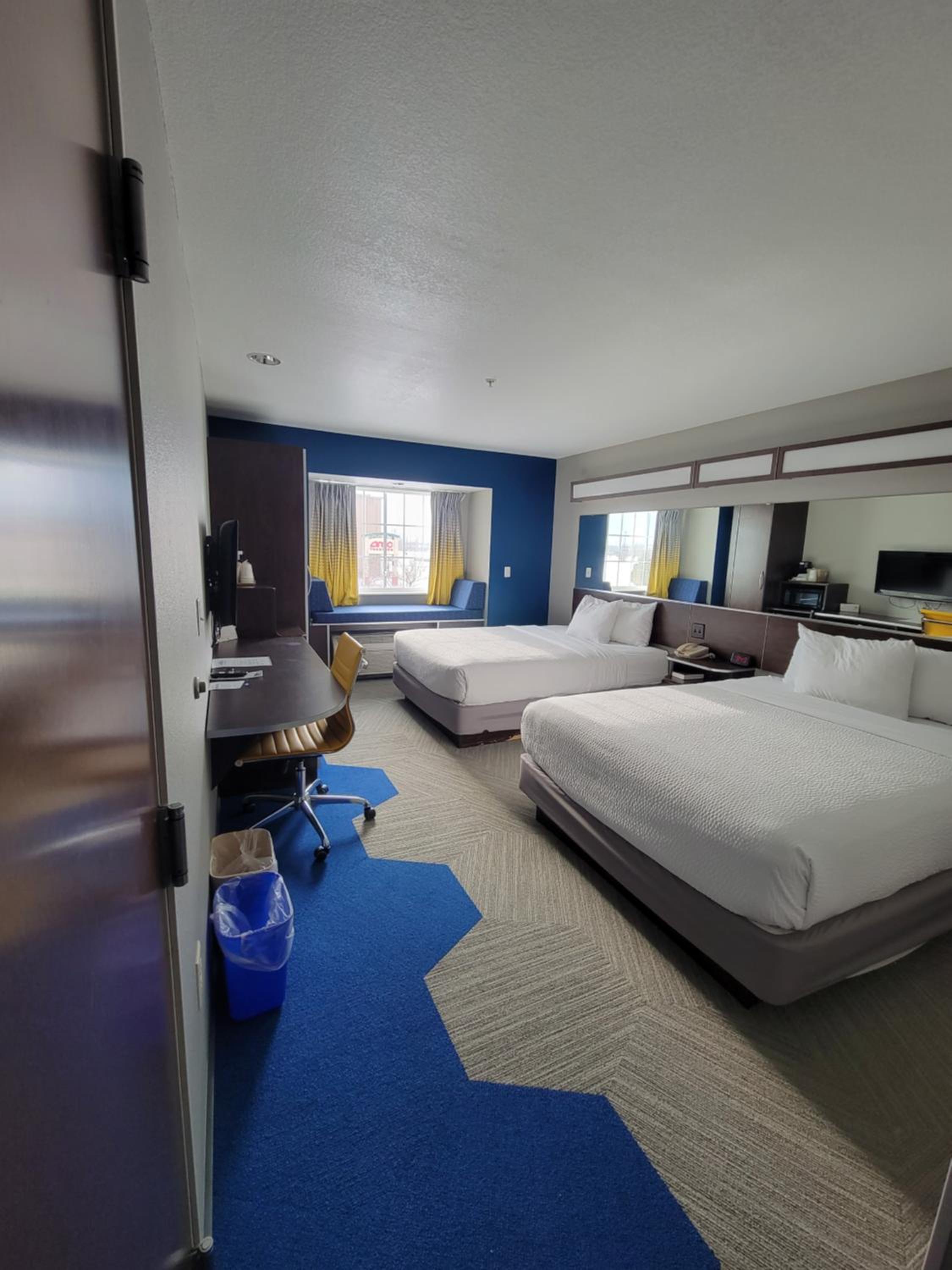 Queen Room with Two Queen Beds - Non-Smoking - Photo 8