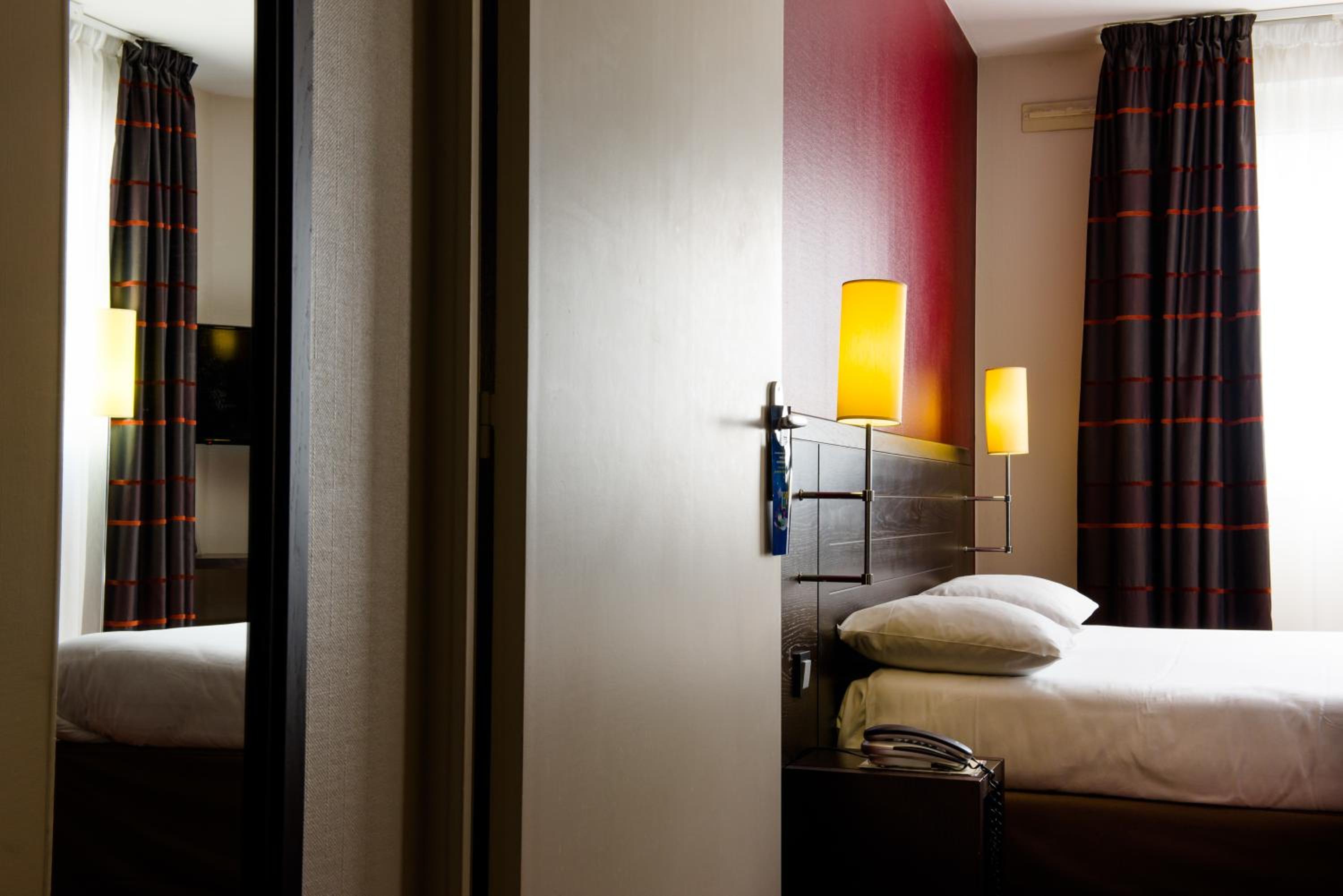 Standard Double Room - Photo 11