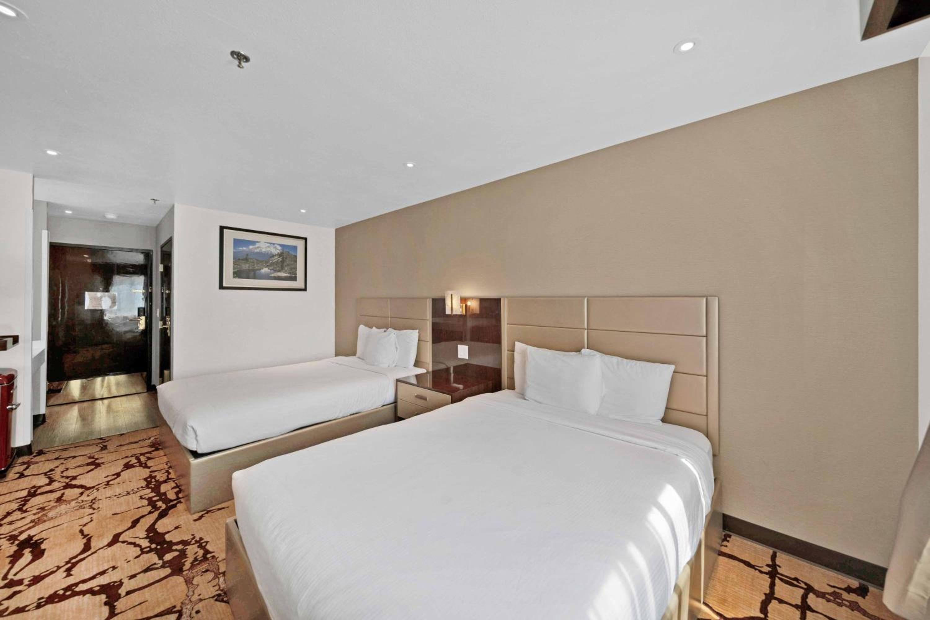 Queen Suite with Hot Tub - Non-Smoking