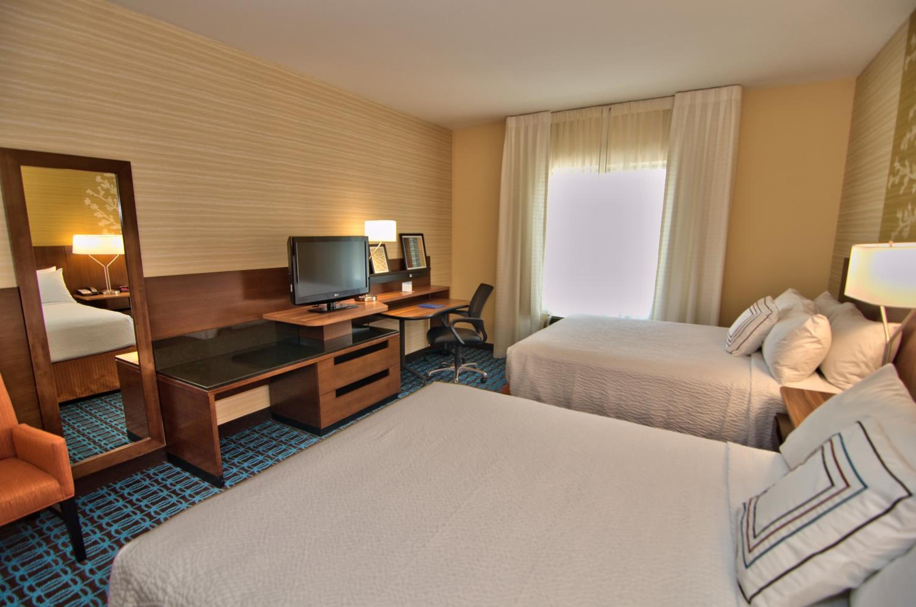 Queen Room with Two Queen Beds photo 2