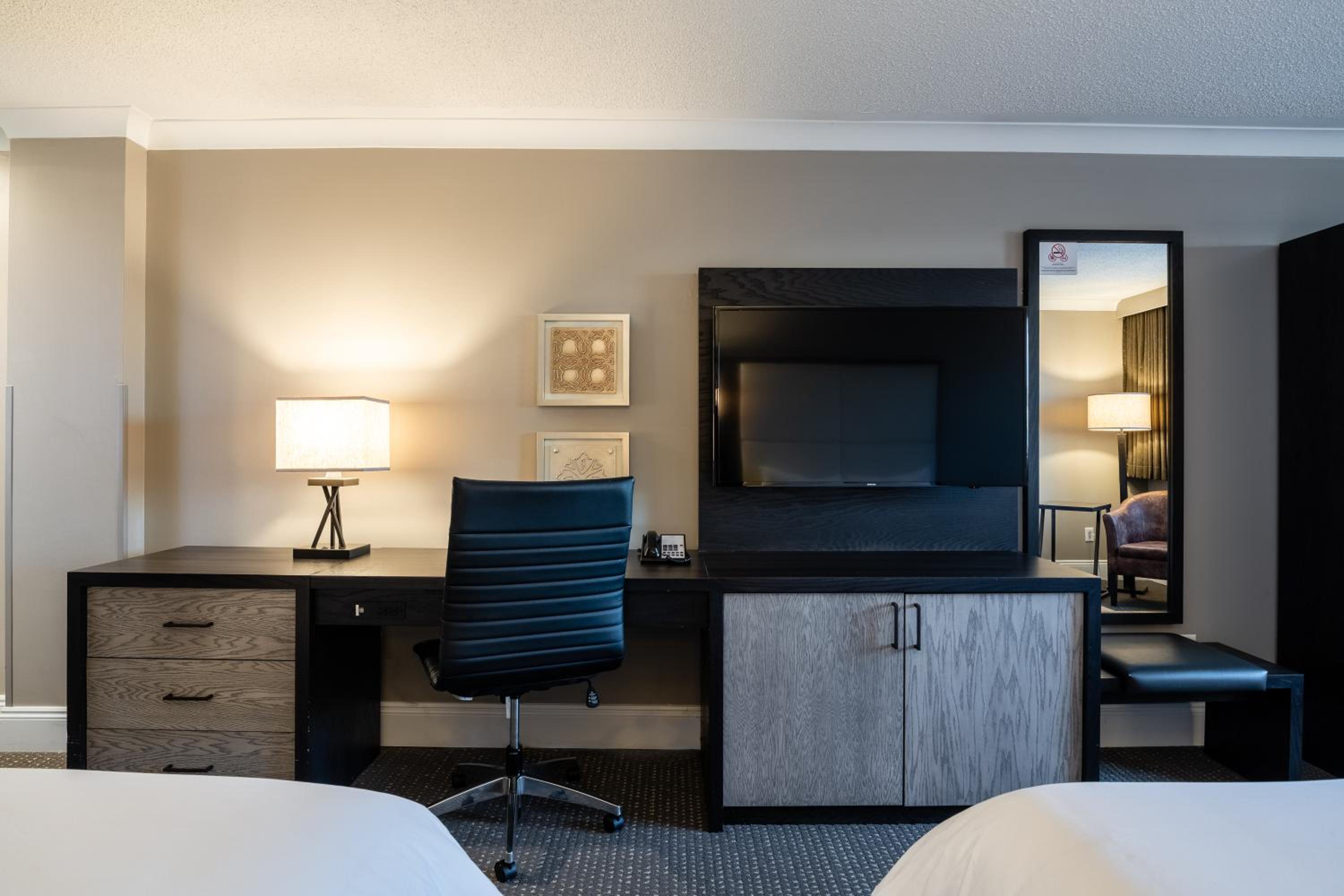 Standard Room with Two Queen Beds - Photo 4