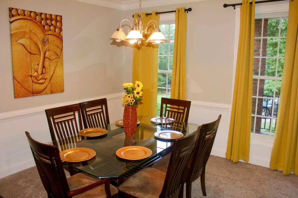Five-Bedroom House photo 2