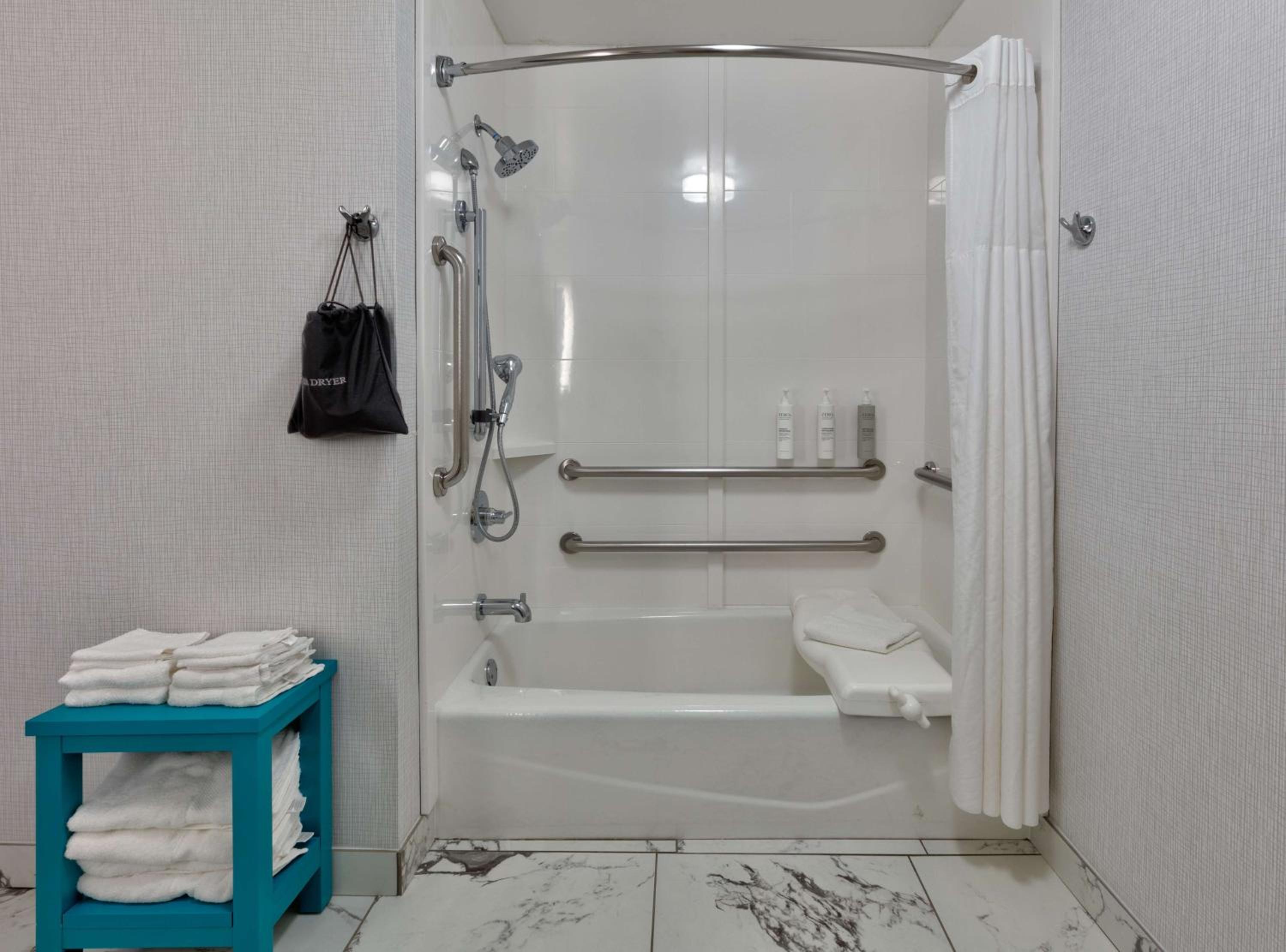 Queen Room with Two Queen Beds - Mobility Access/Non-Smoking - Photo 1