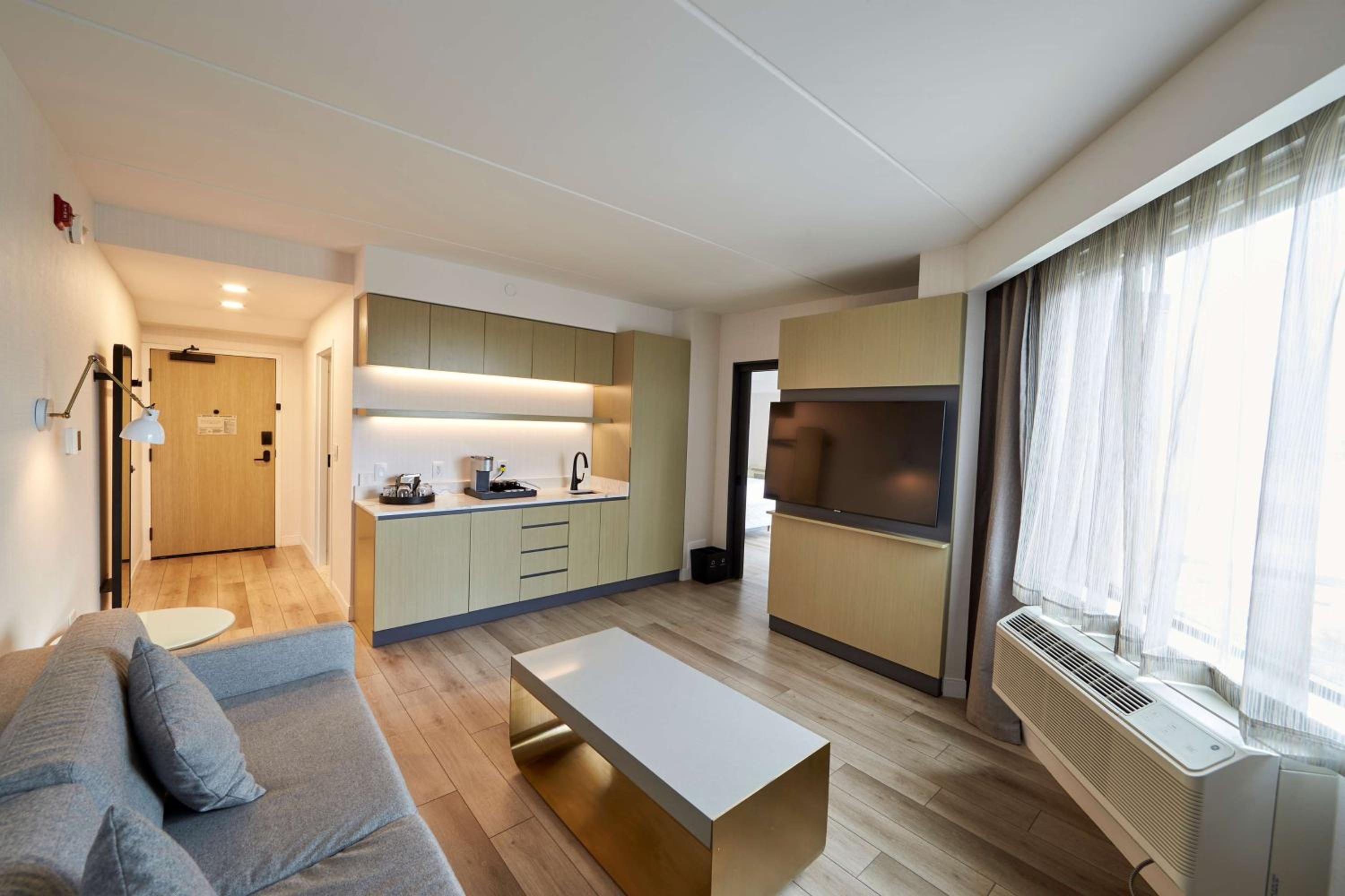 One-Bedroom King Suite with City View - Photo 2