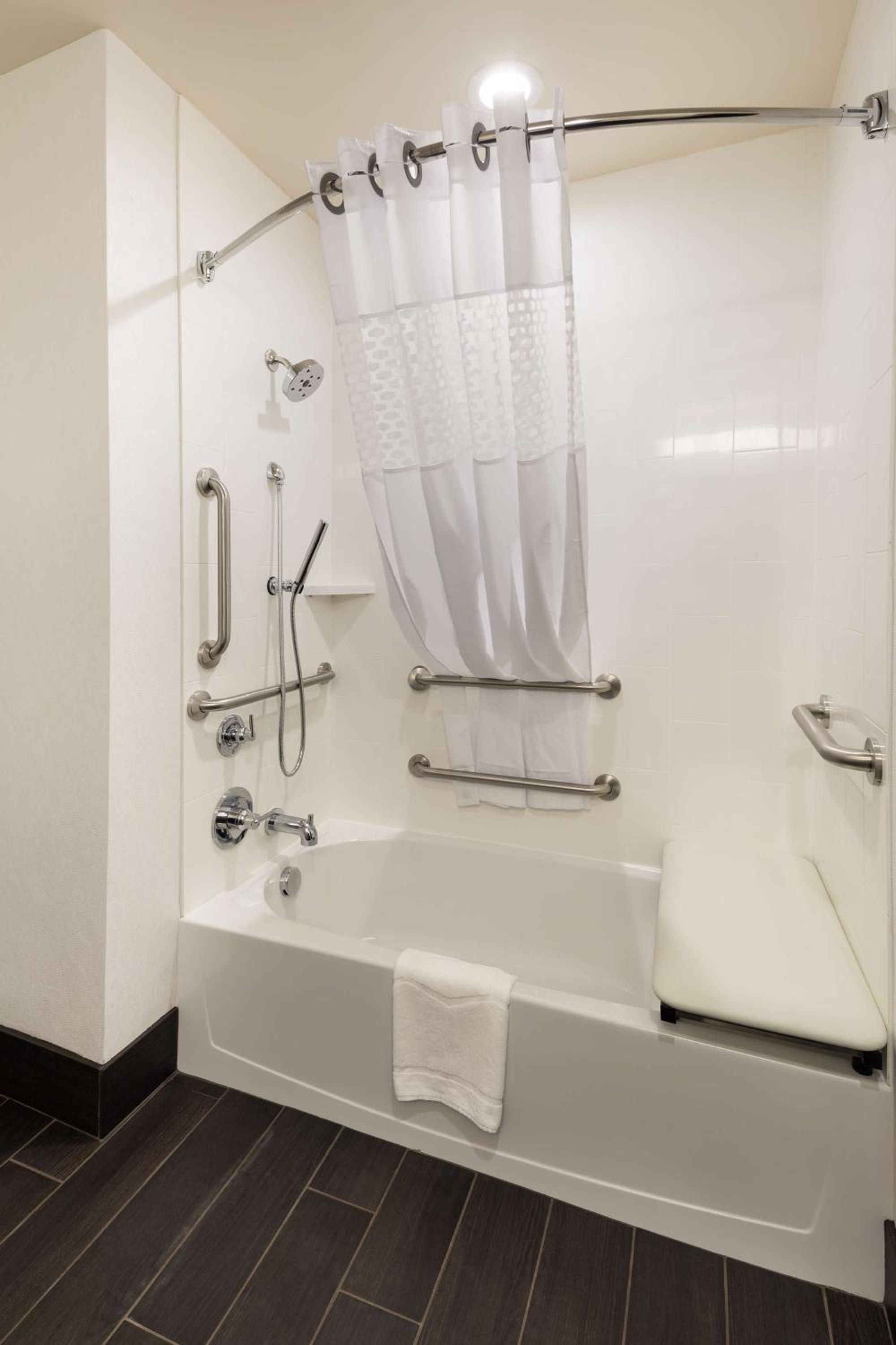 Queen Room with Two Queen Beds - Mobility Access/Non-Smoking photo 2