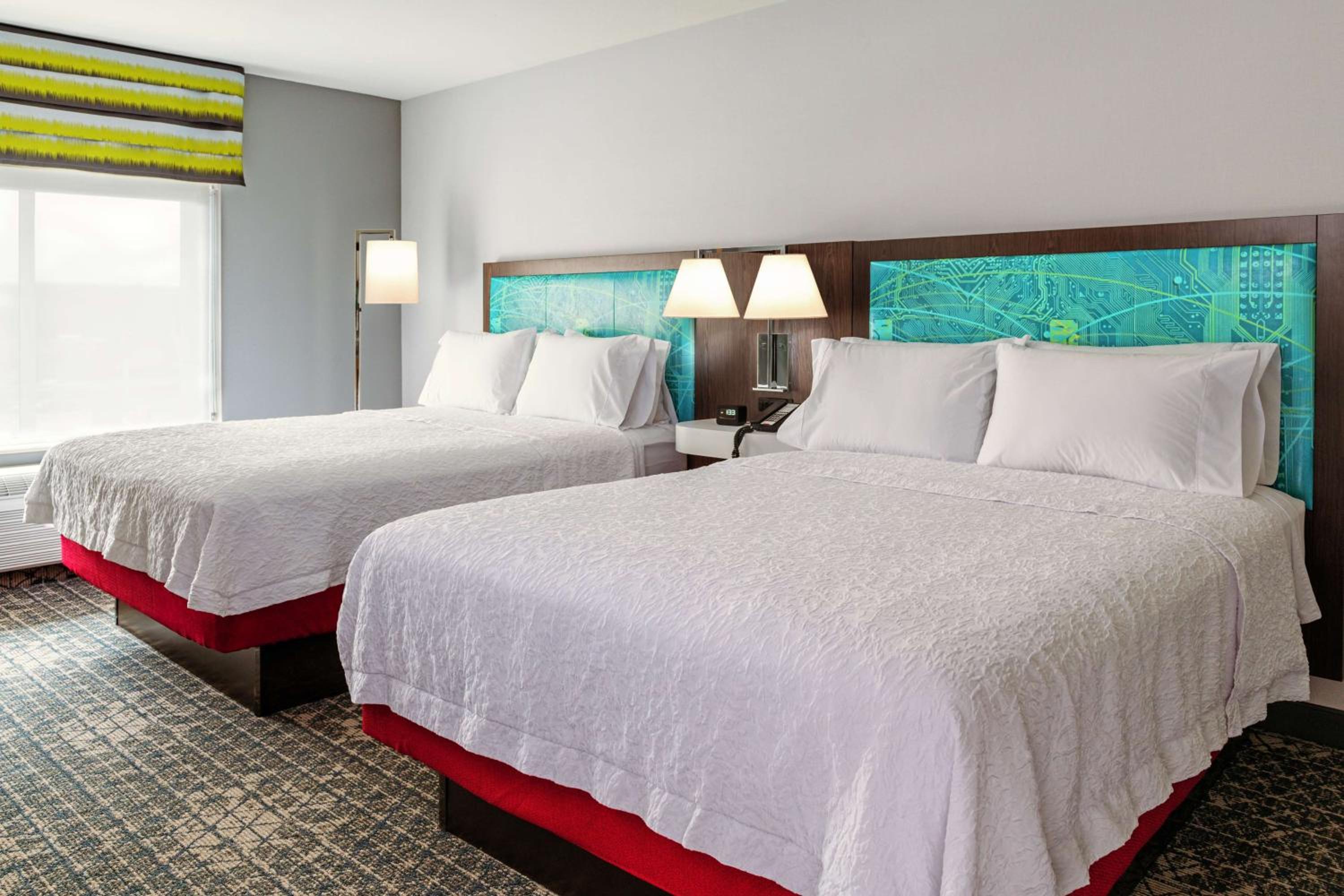 Queen Room with Two Queen Beds photo 2