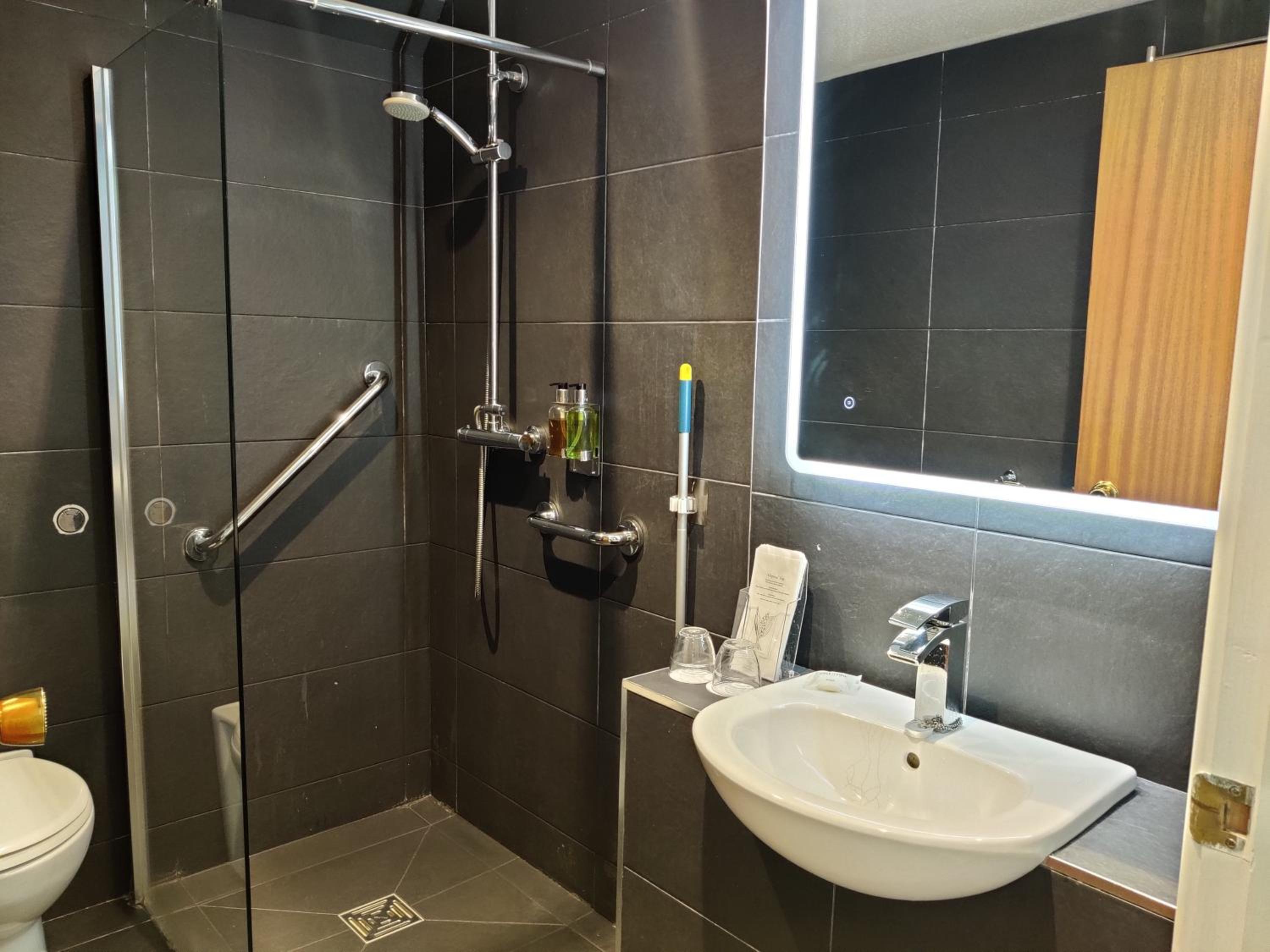Twin Room - Disability Access photo 3