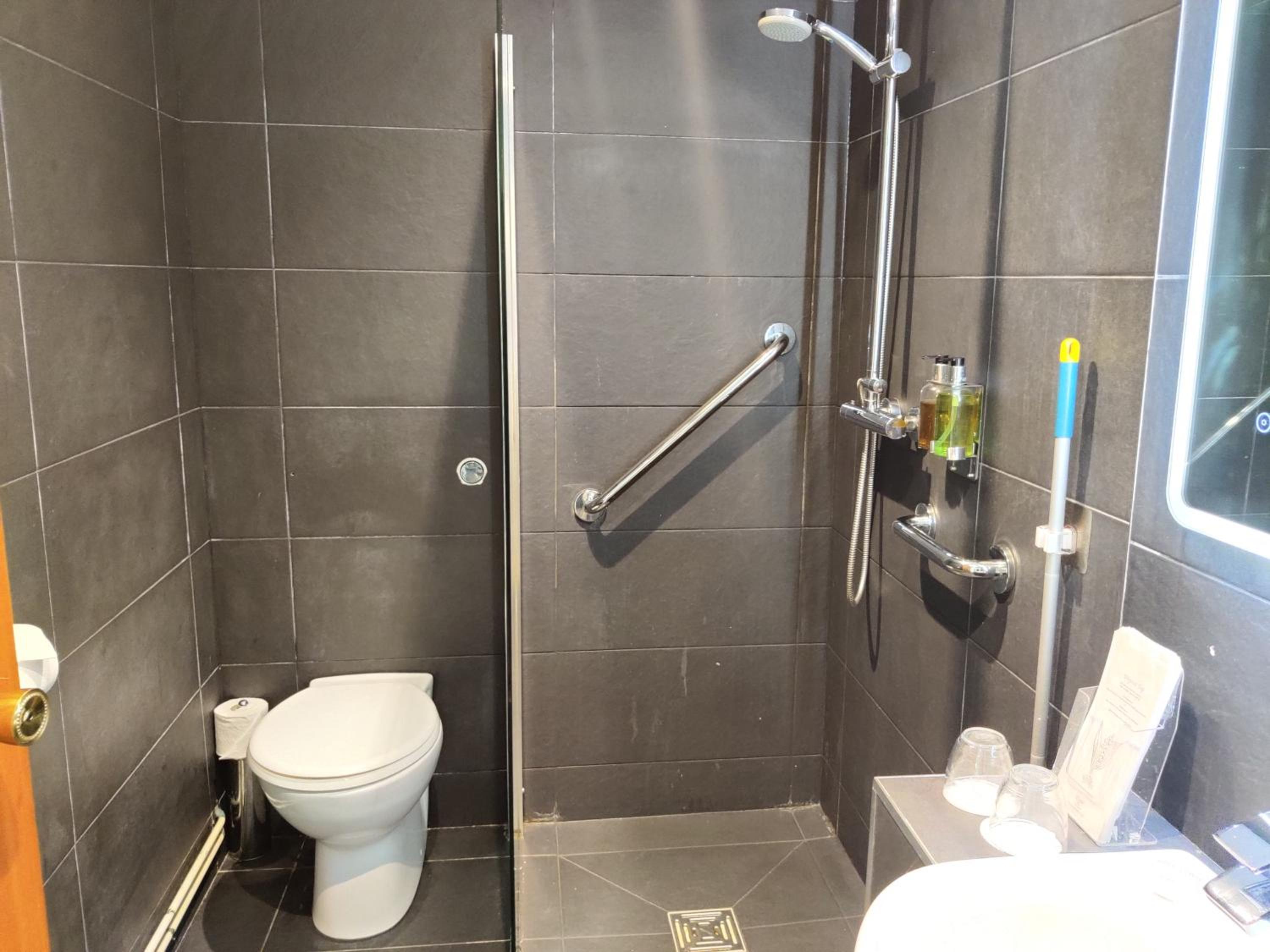 Twin Room - Disability Access photo 2