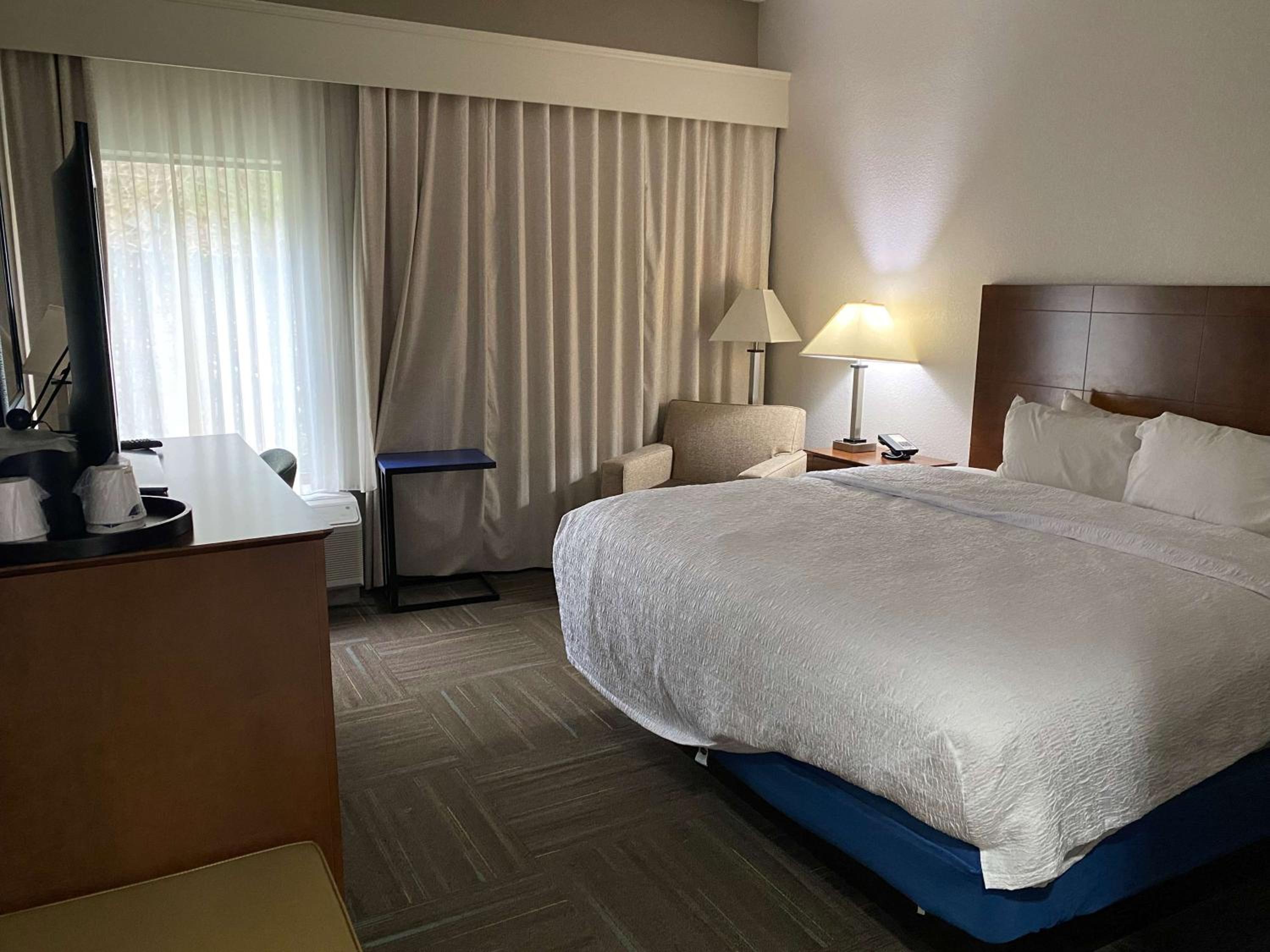 King Room with King Bed - Non-Smoking - Photo 1