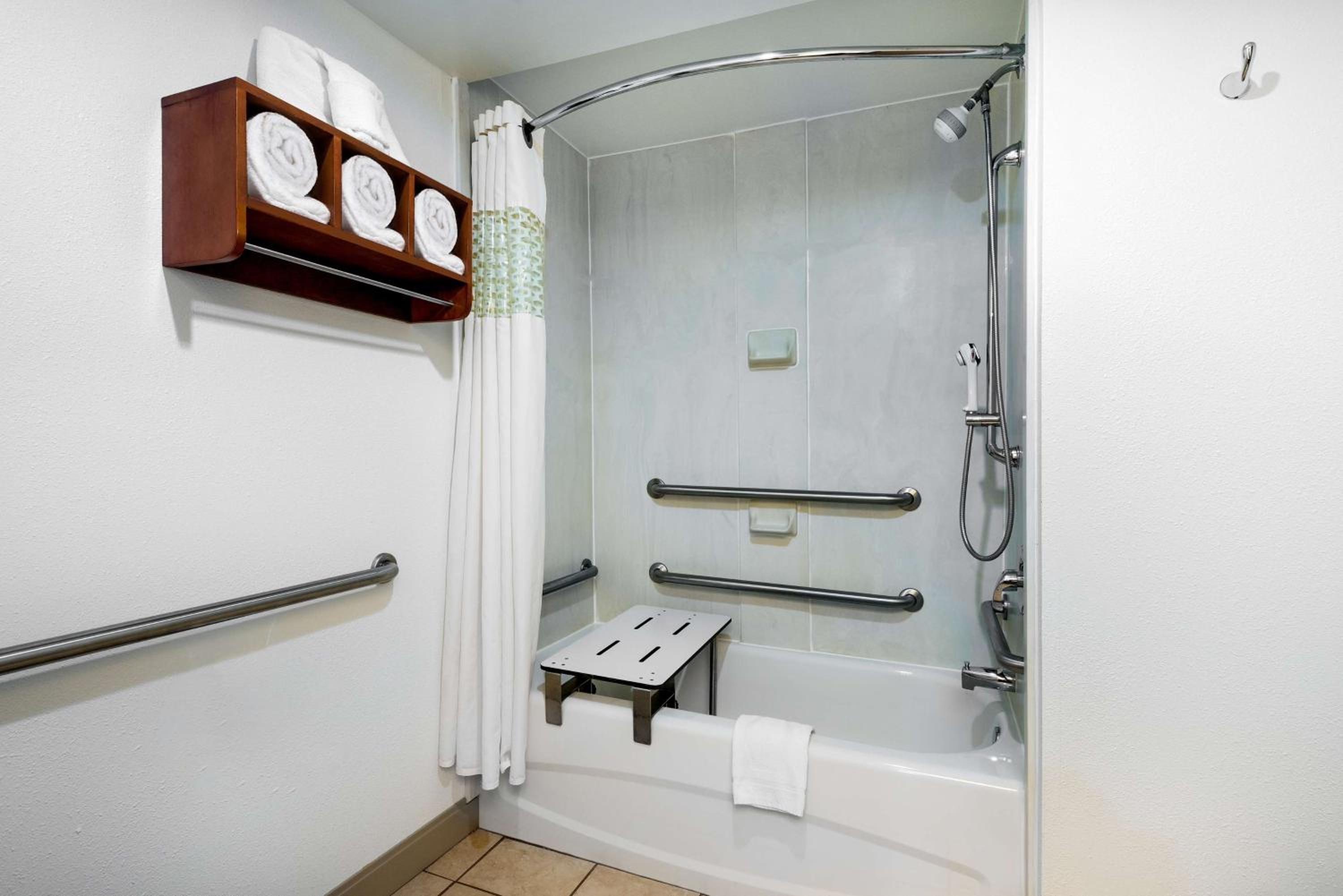 King Room with Accessible Tub - Mobility and Hearing Access/Non-Smoking - Photo 3