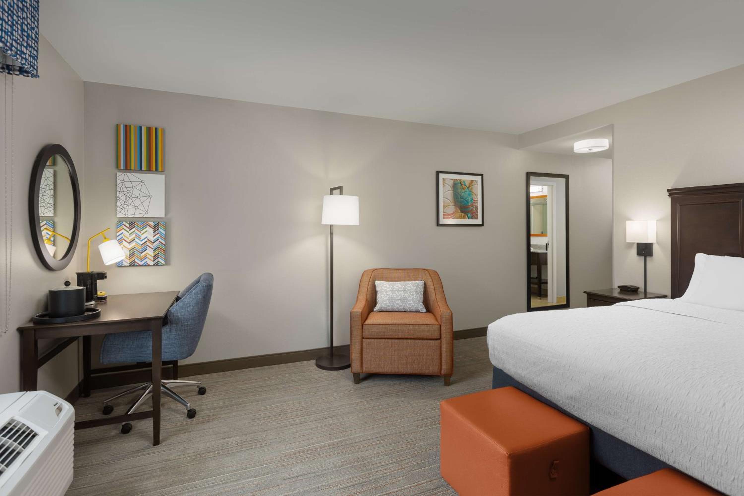 King Room with King Bed - Non-Smoking - Photo 2