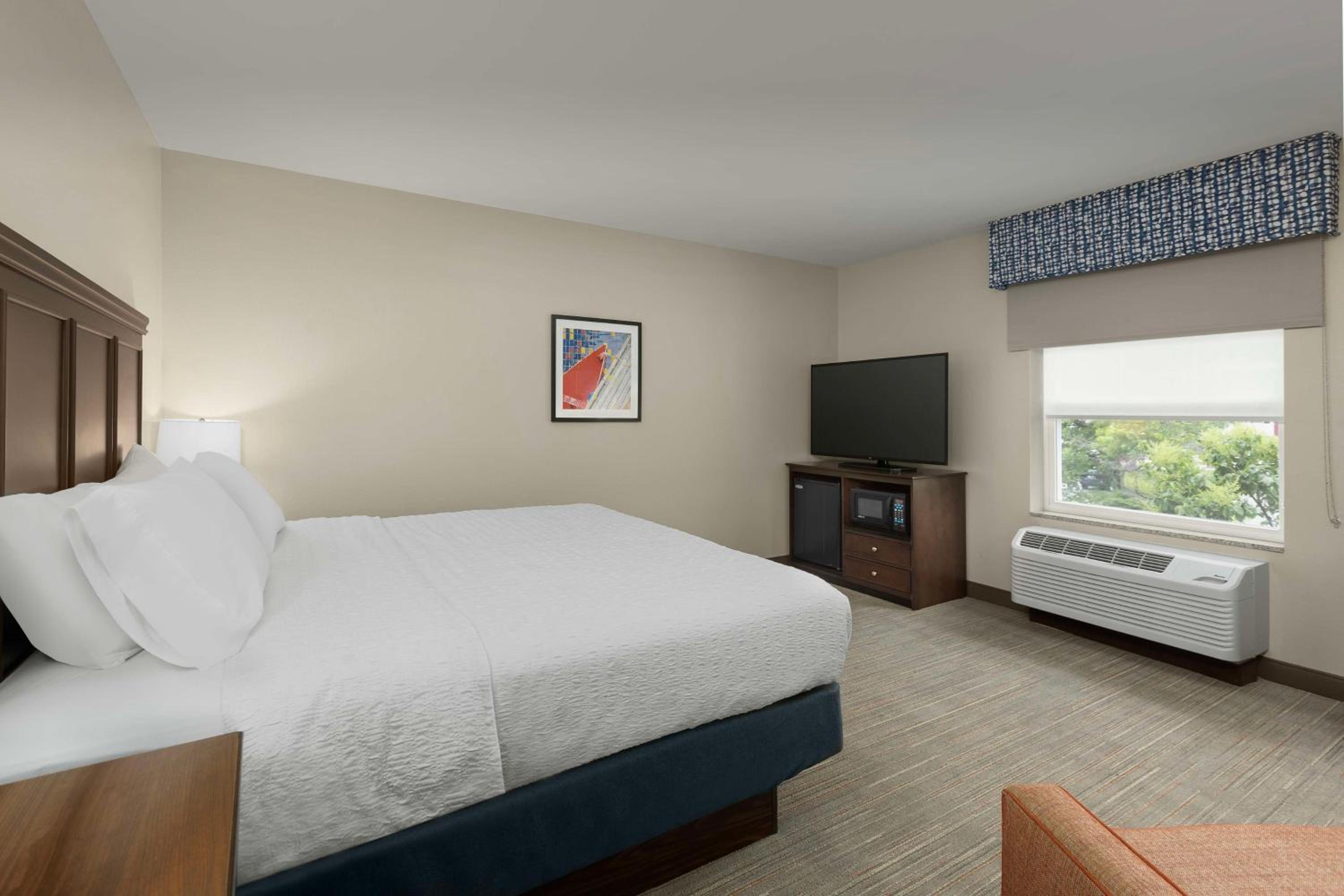 King Room with King Bed - Non-Smoking - Photo 3