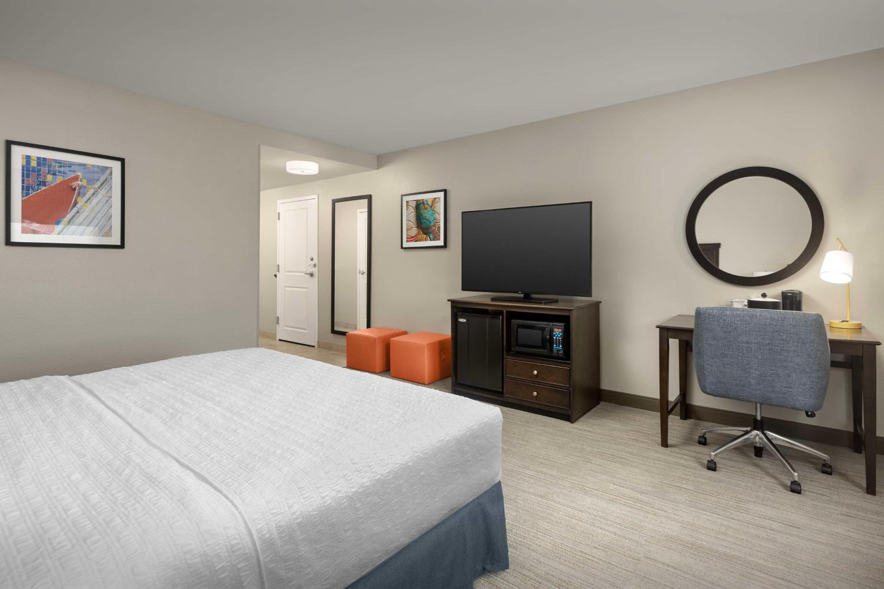 King Room with Accessible Tub - Mobility and Hearing Access/Non-Smoking - Photo 4