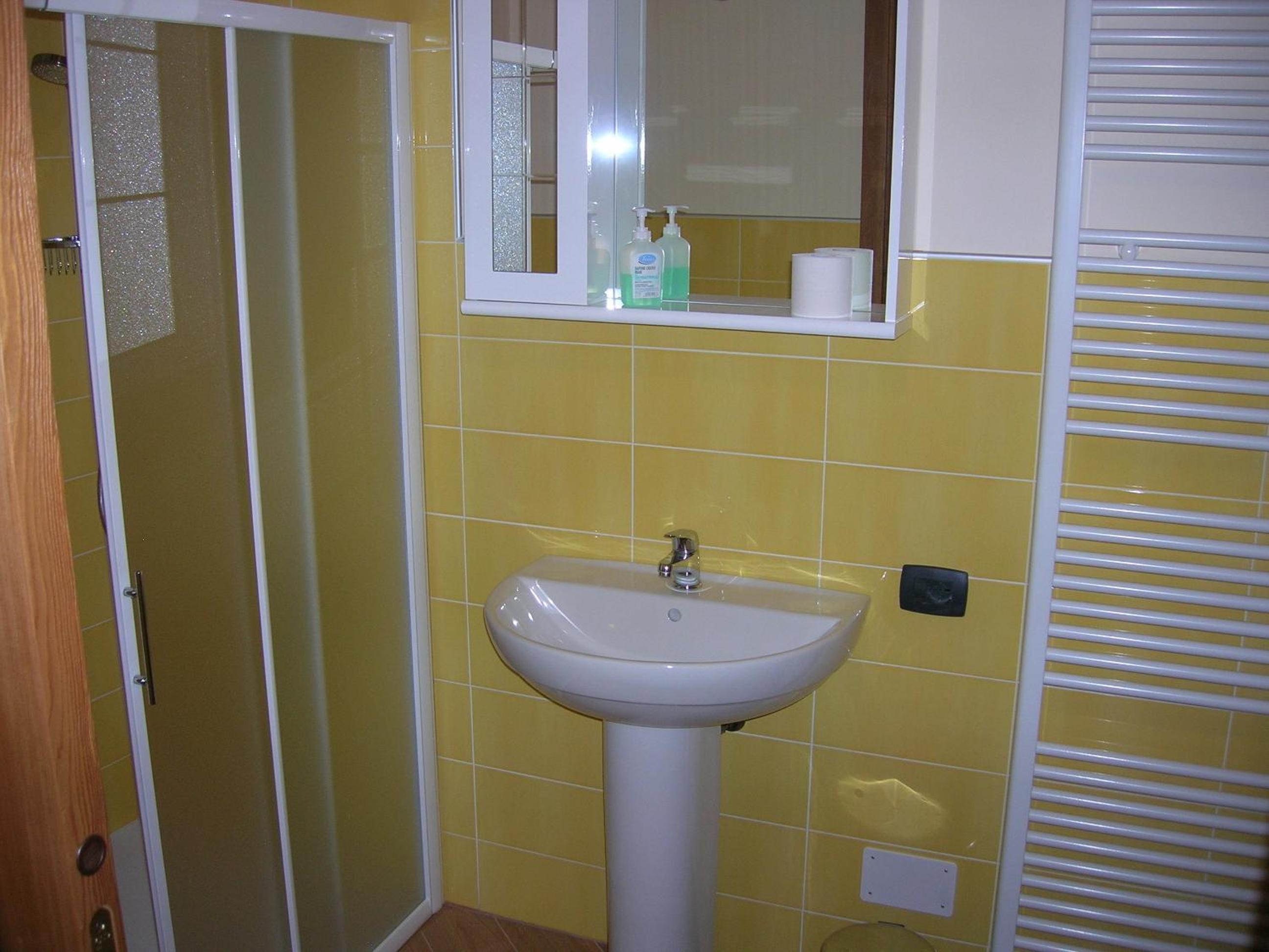 Twin Room with Private Bathroom - Photo 4