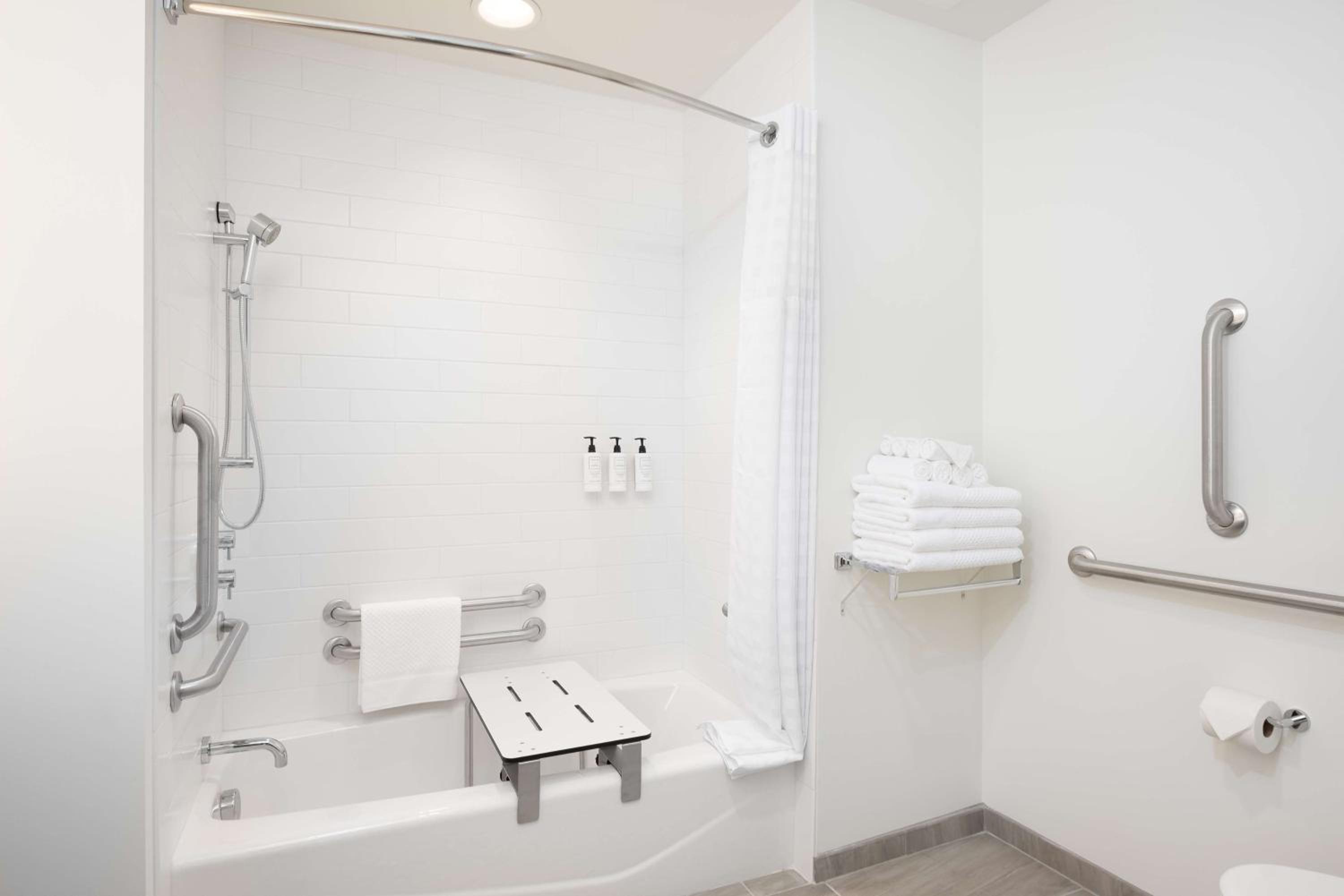 Queen Room with Two Queen Beds and Bath Tub - Mobility Access - Photo 3