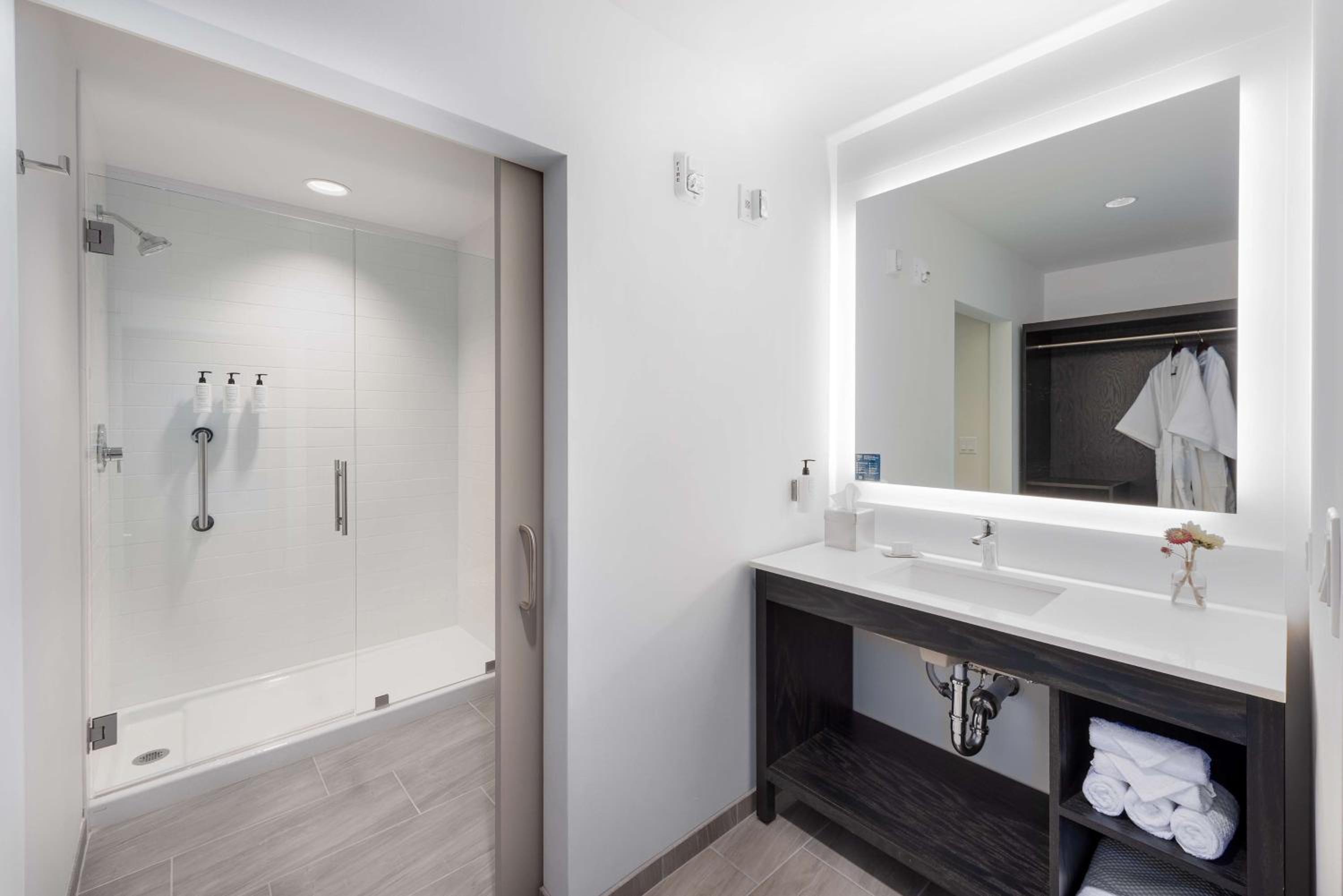 King Room with Bath Tub - Mobility Access - Photo 3
