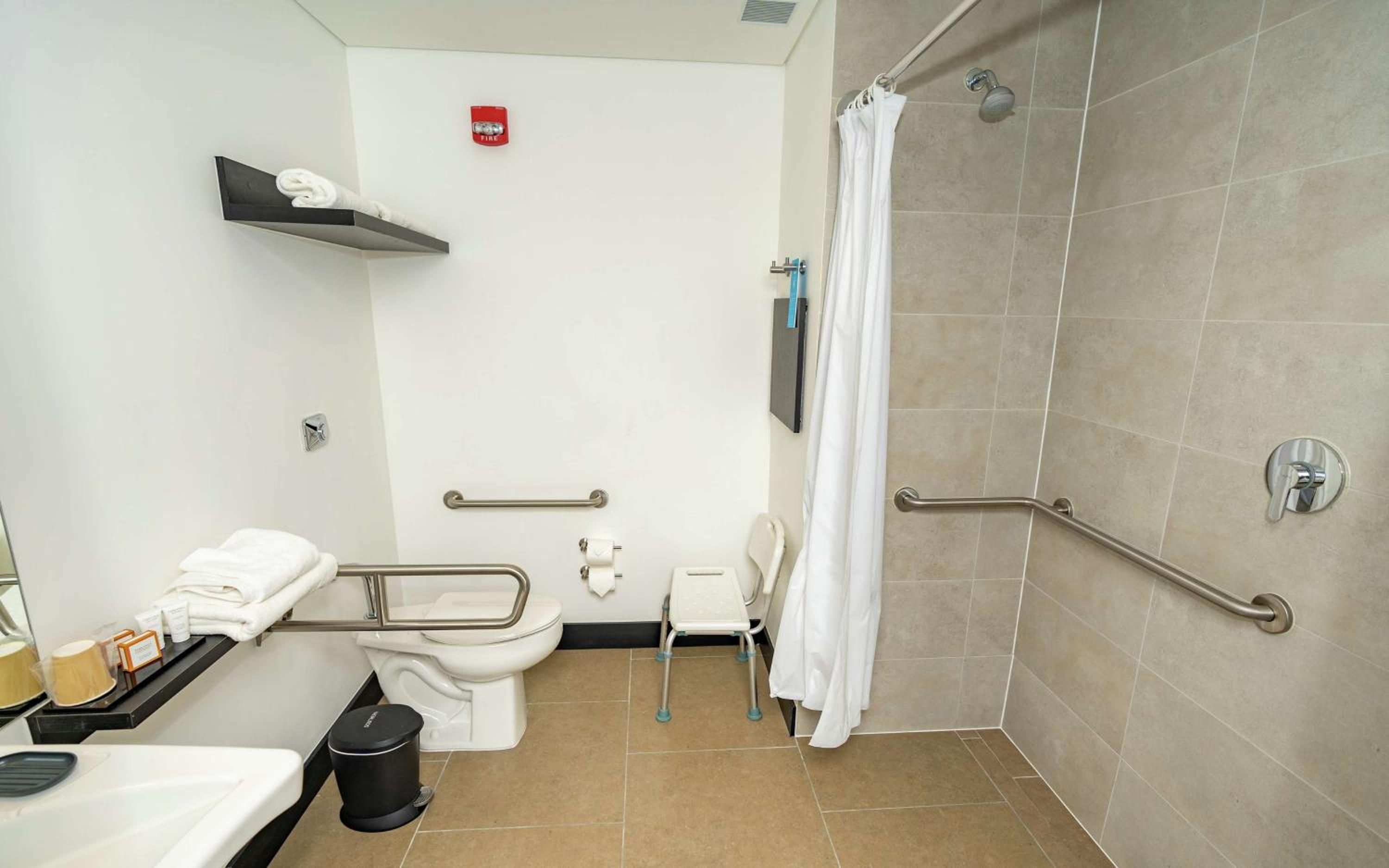 Twin Room with Roll-In Shower - Mobility Access/Non-Smoking - Photo 6