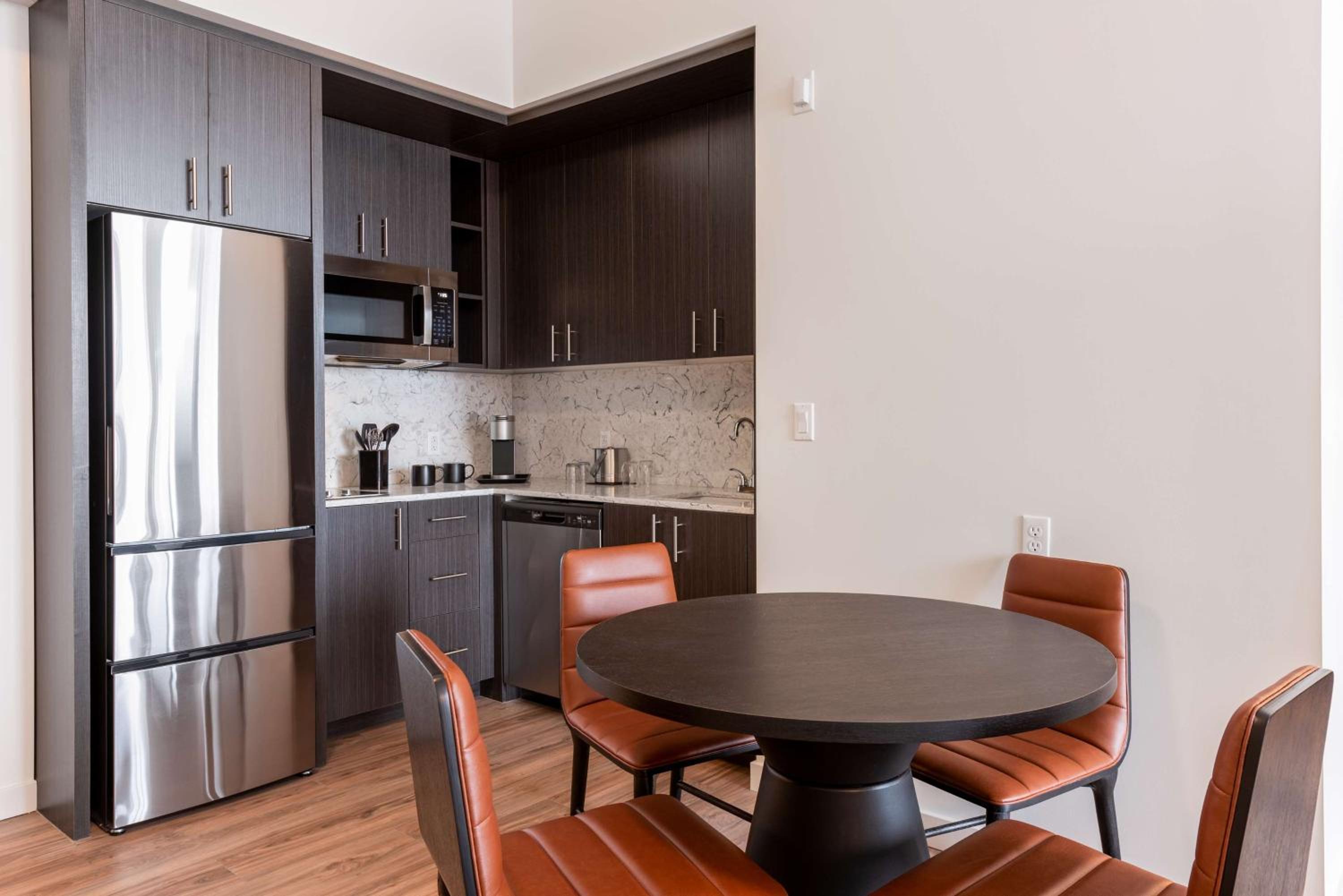 King Studio Suite with Kitchenette and Sofa Bed - Photo 2