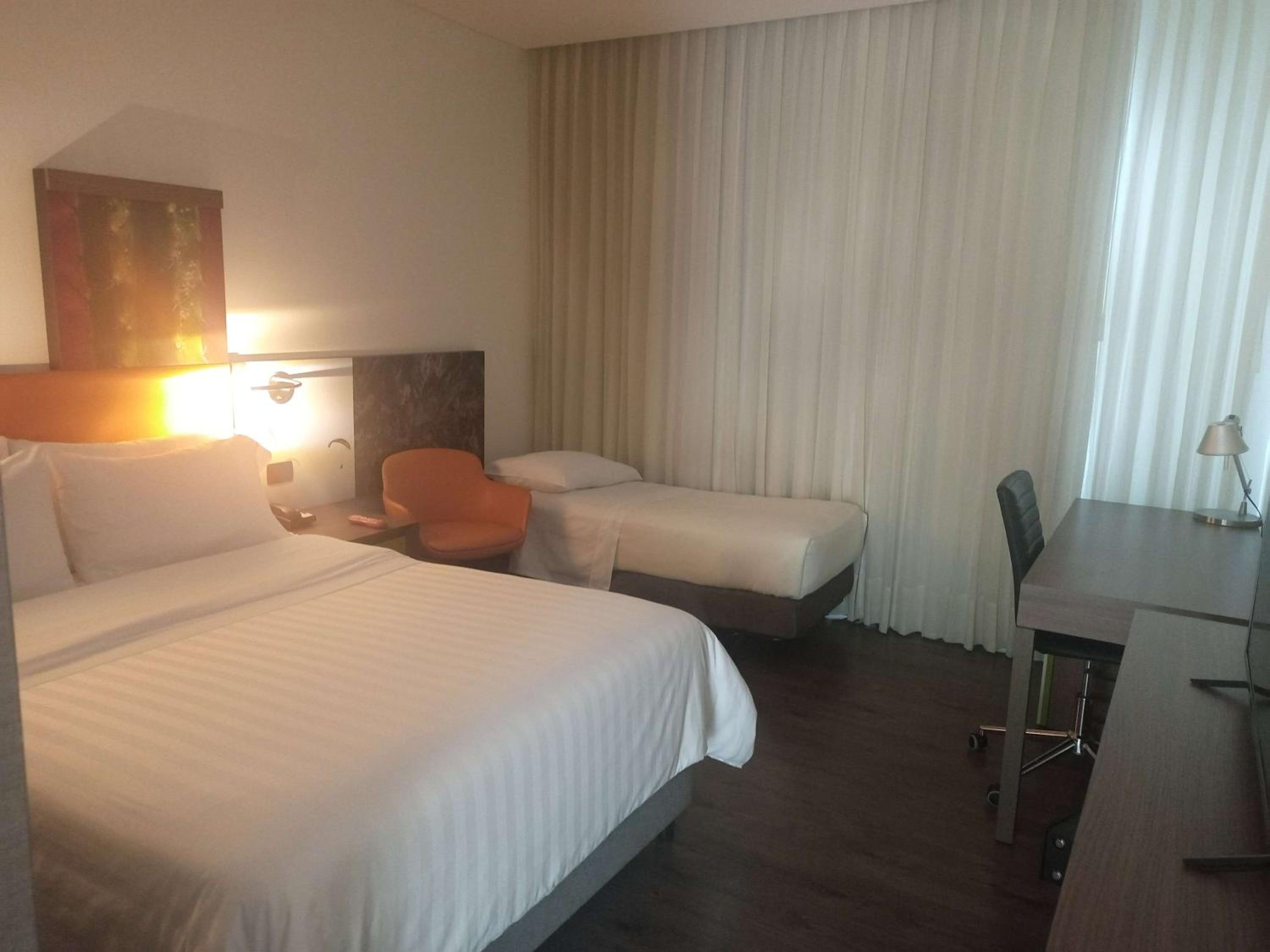 Queen Room with Sofa Bed - Non-Smoking
