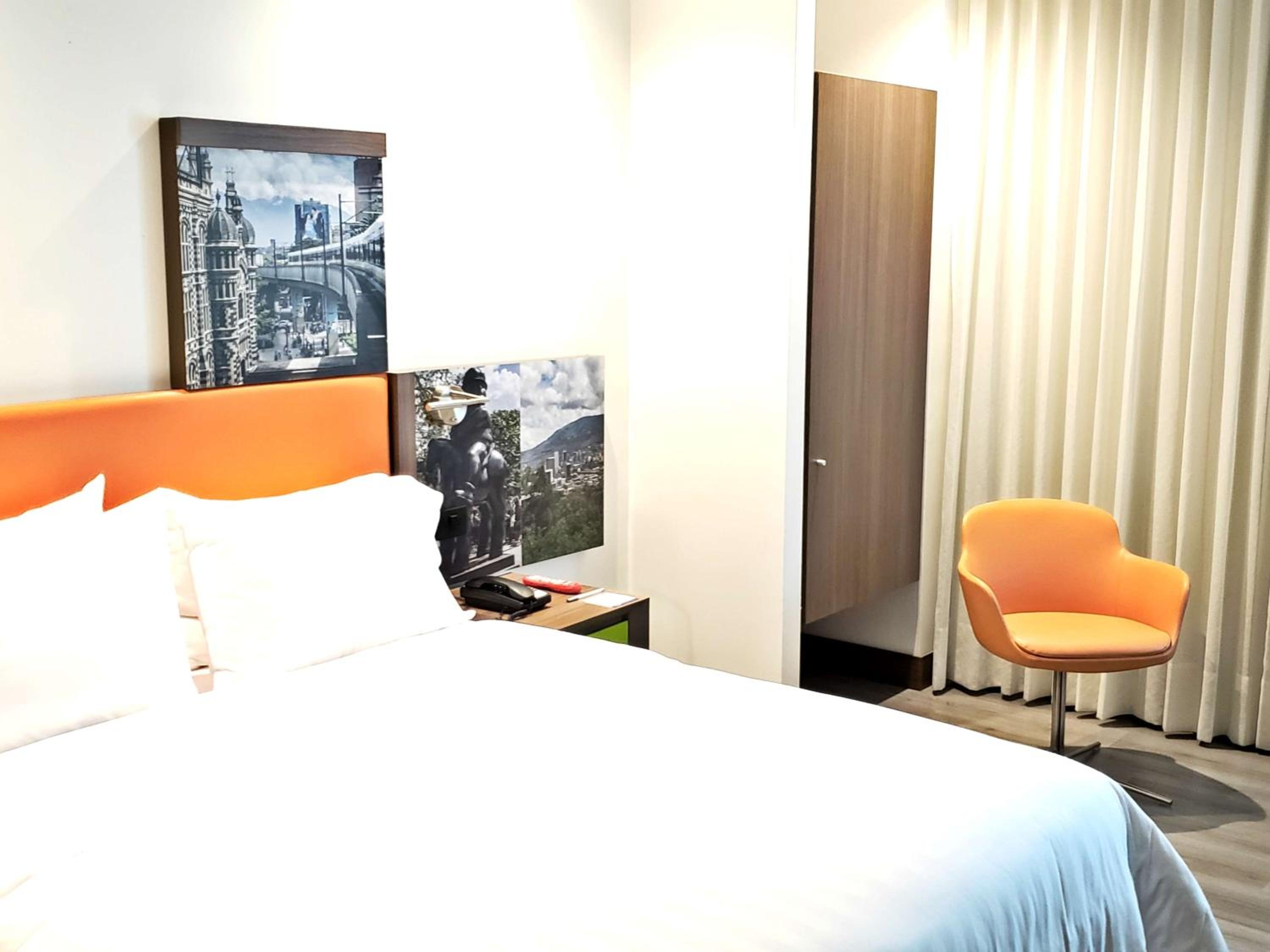 Queen Room with Roll-In Shower - Mobility Access/Non-Smoking