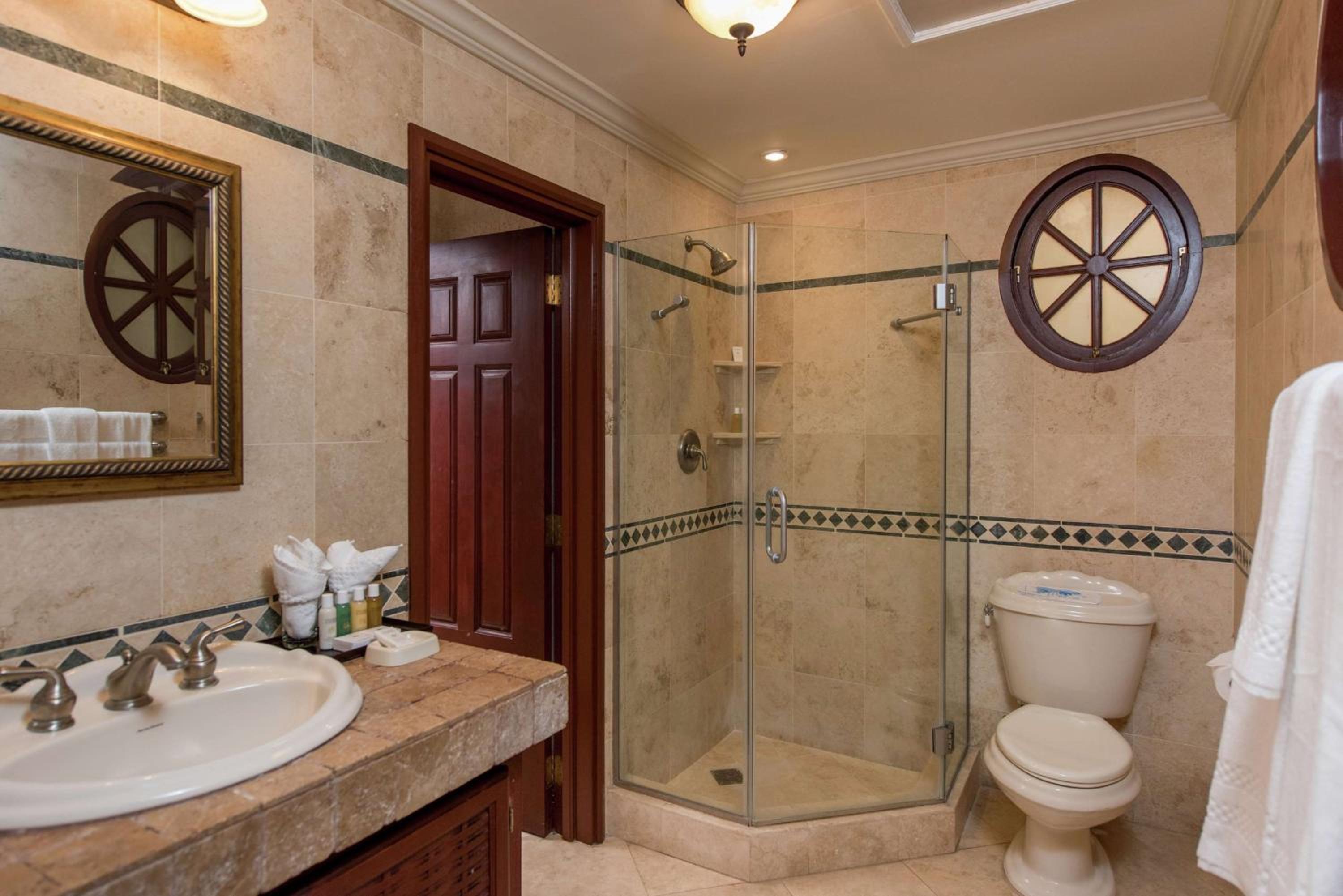 One-Bedroom King Suite with Garden View and Pool - Photo 6