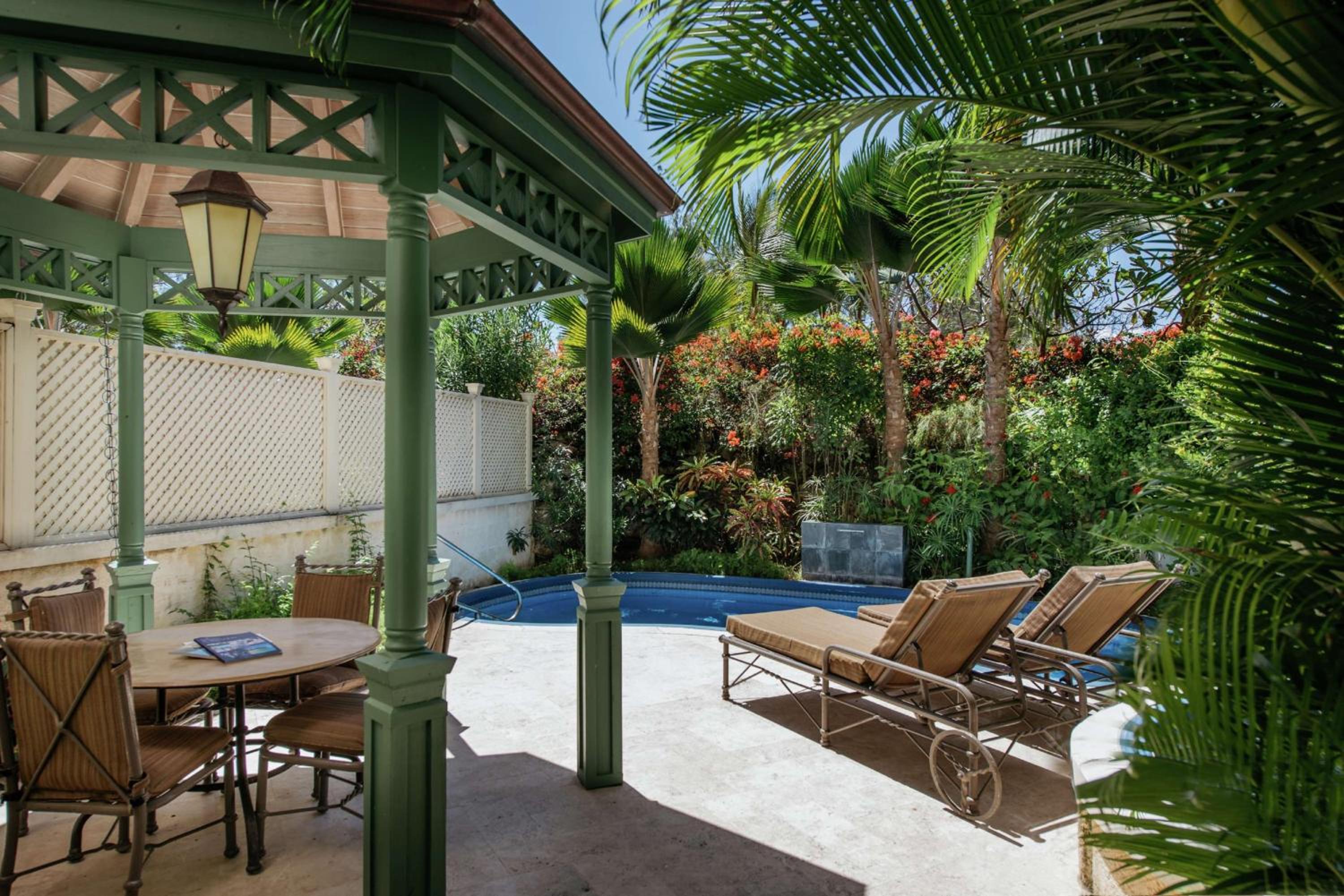 One-Bedroom King Suite with Private Pool 