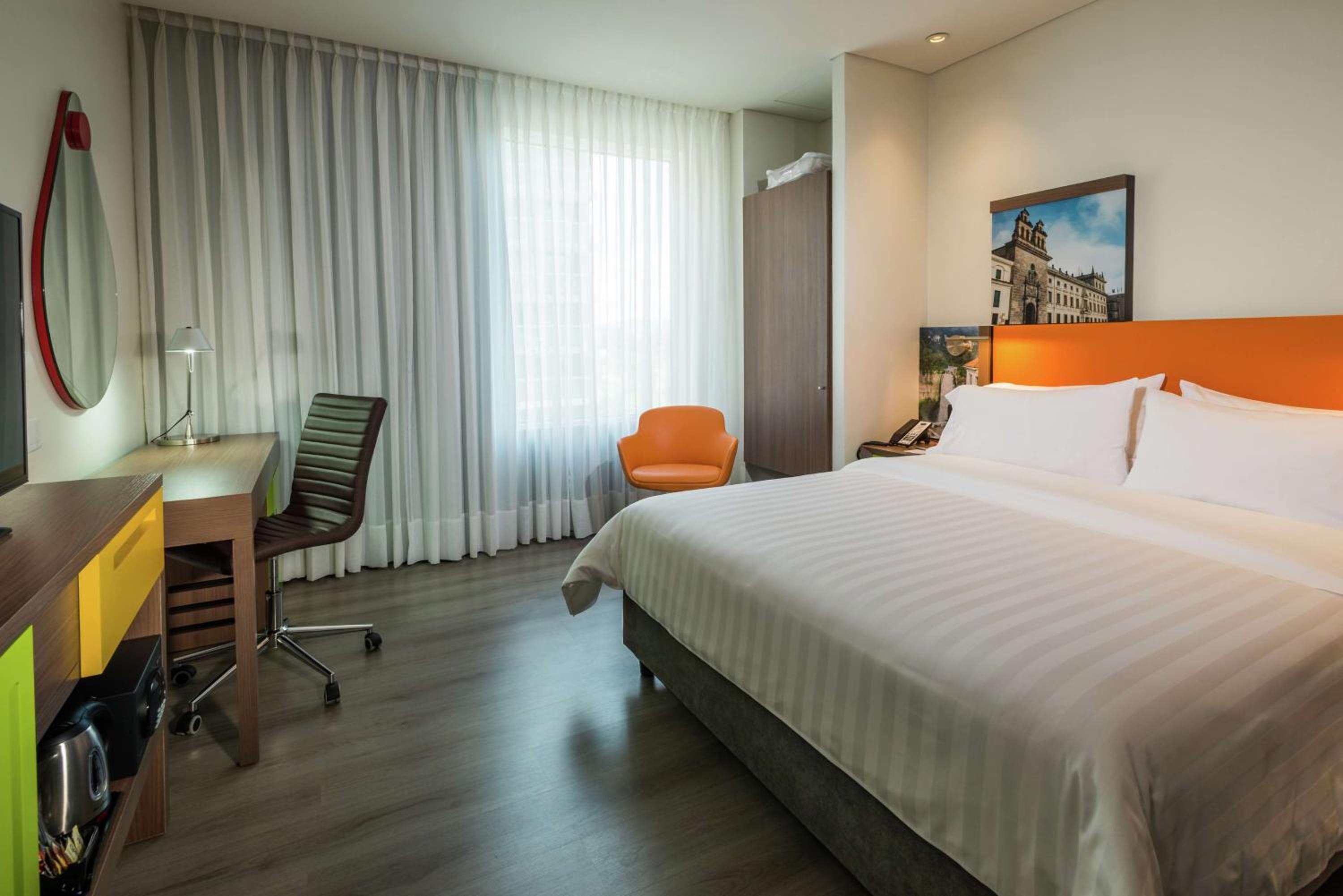 Queen Room with Roll-In Shower - Mobility Accessible/Non-Smoking photo 2
