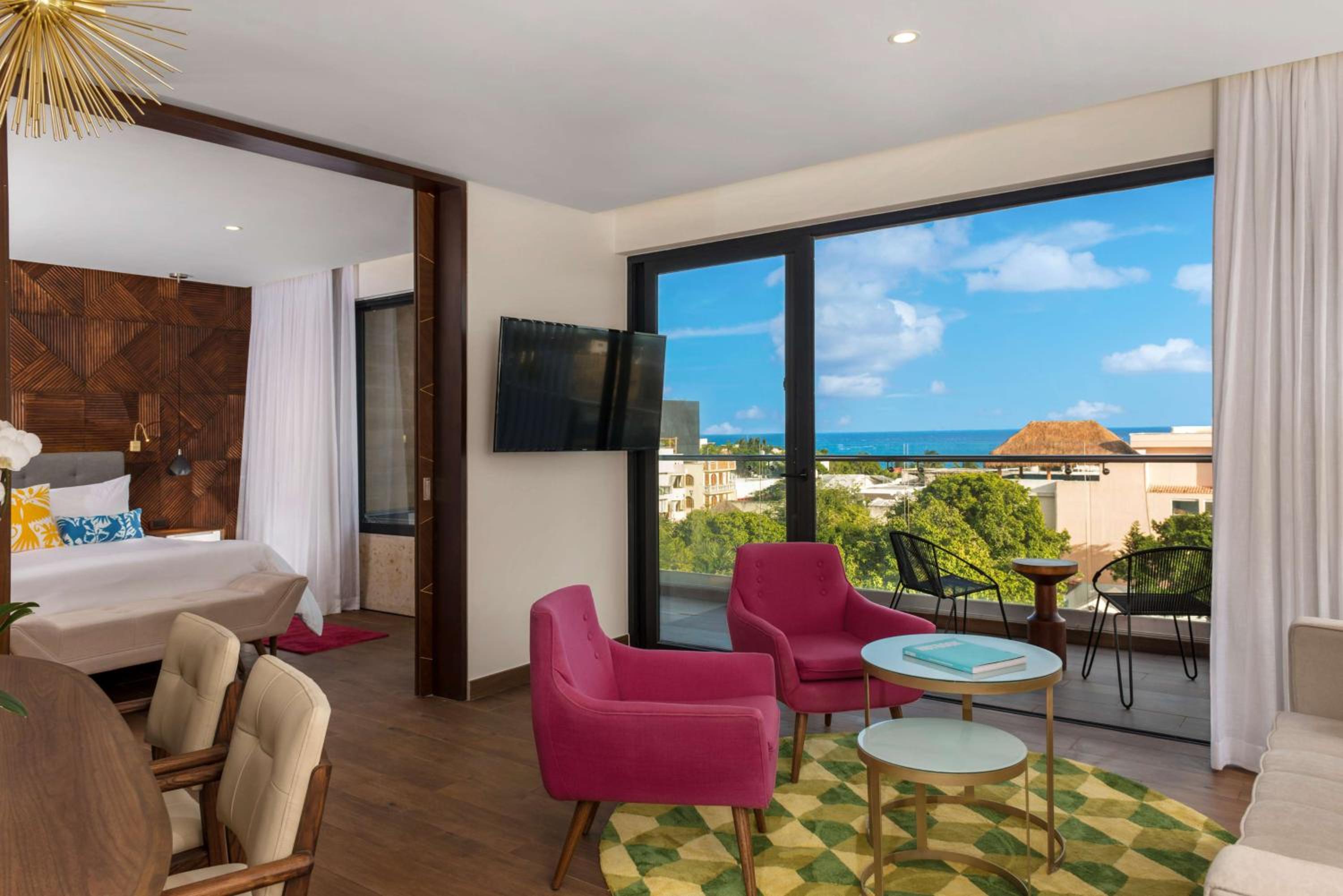 One-Bedroom King Suite with Partial Ocean View photo 2
