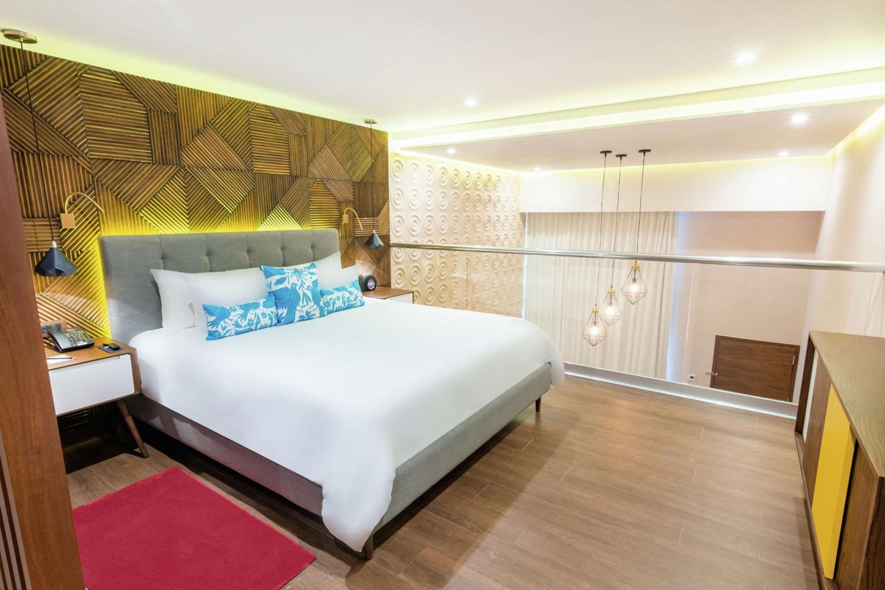King Mezzanine Room photo 1