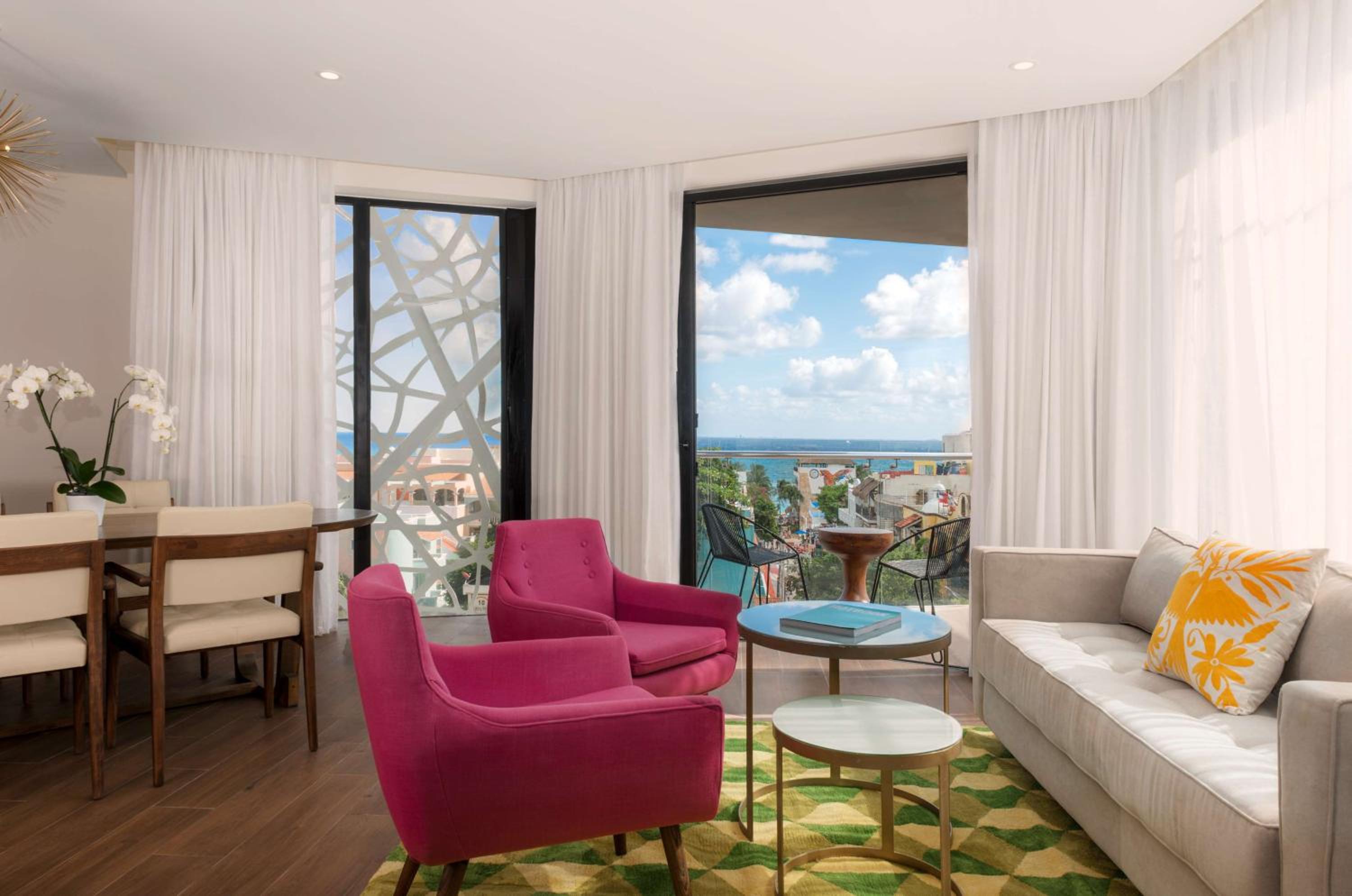 Two-Bedroom Suite with King Bed and Two Queen Beds photo 2