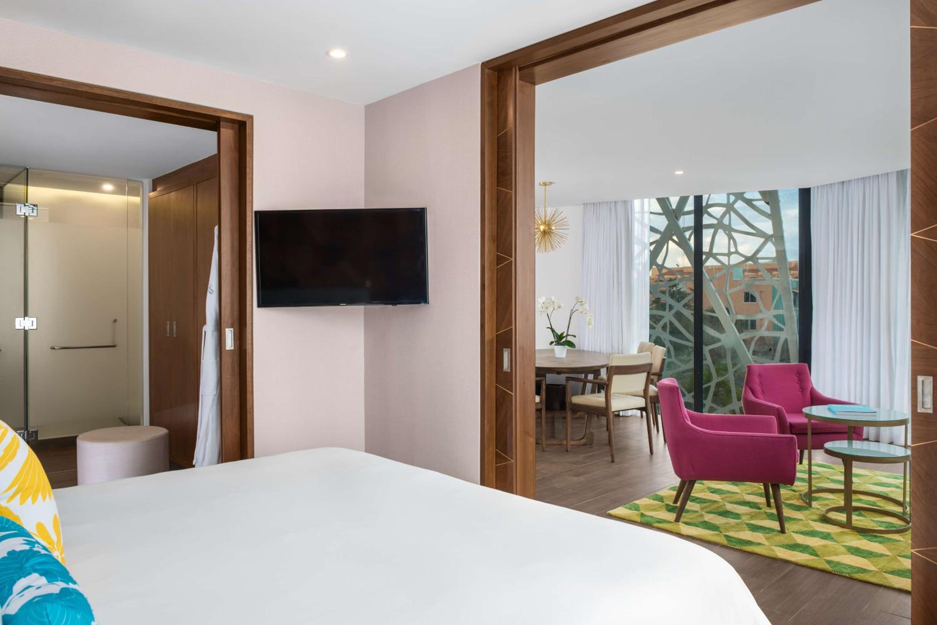 Two-Bedroom Suite with King Bed and Two Queen Beds photo 1