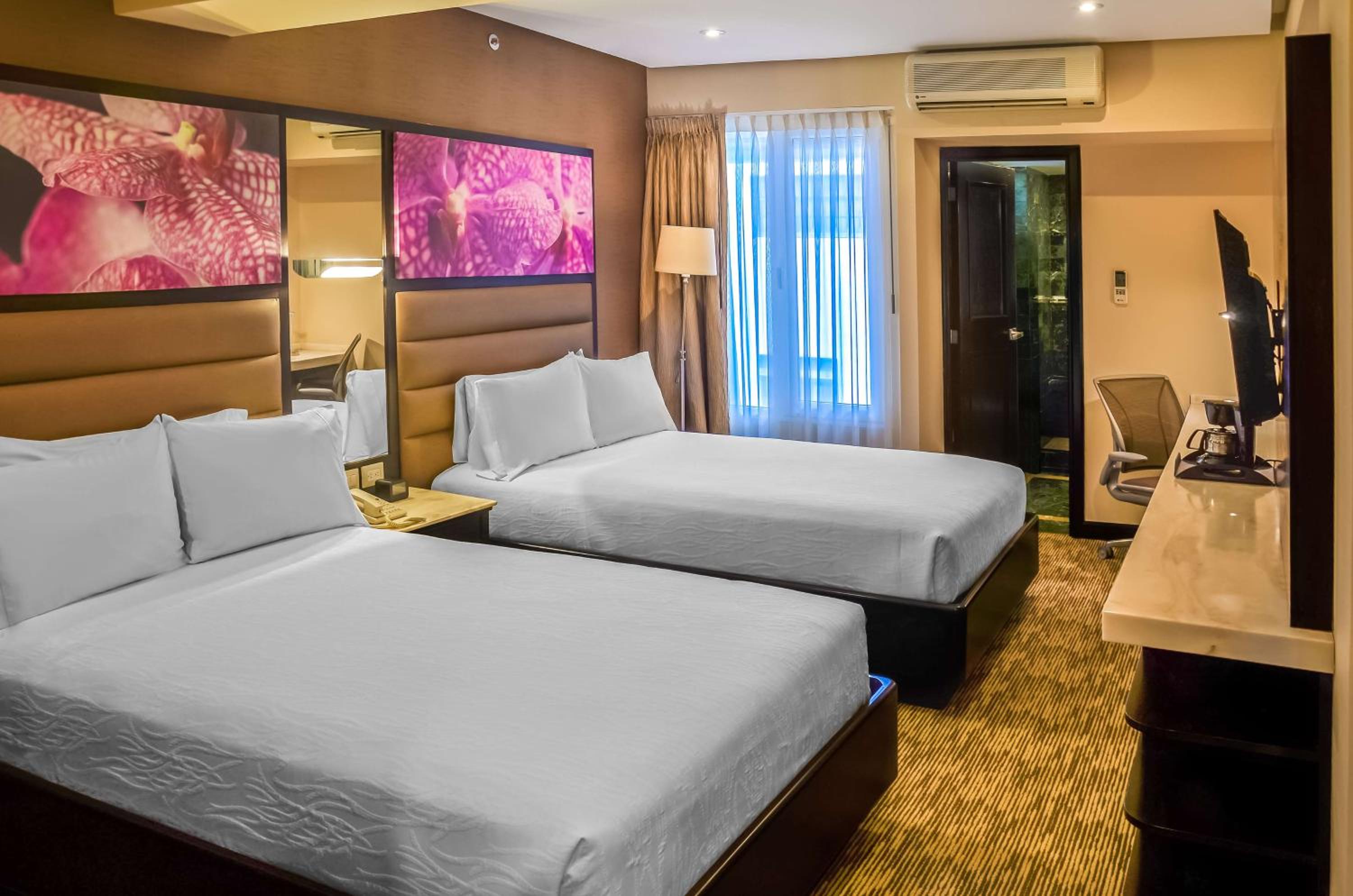 Double Room with Two Double Beds - Photo 2