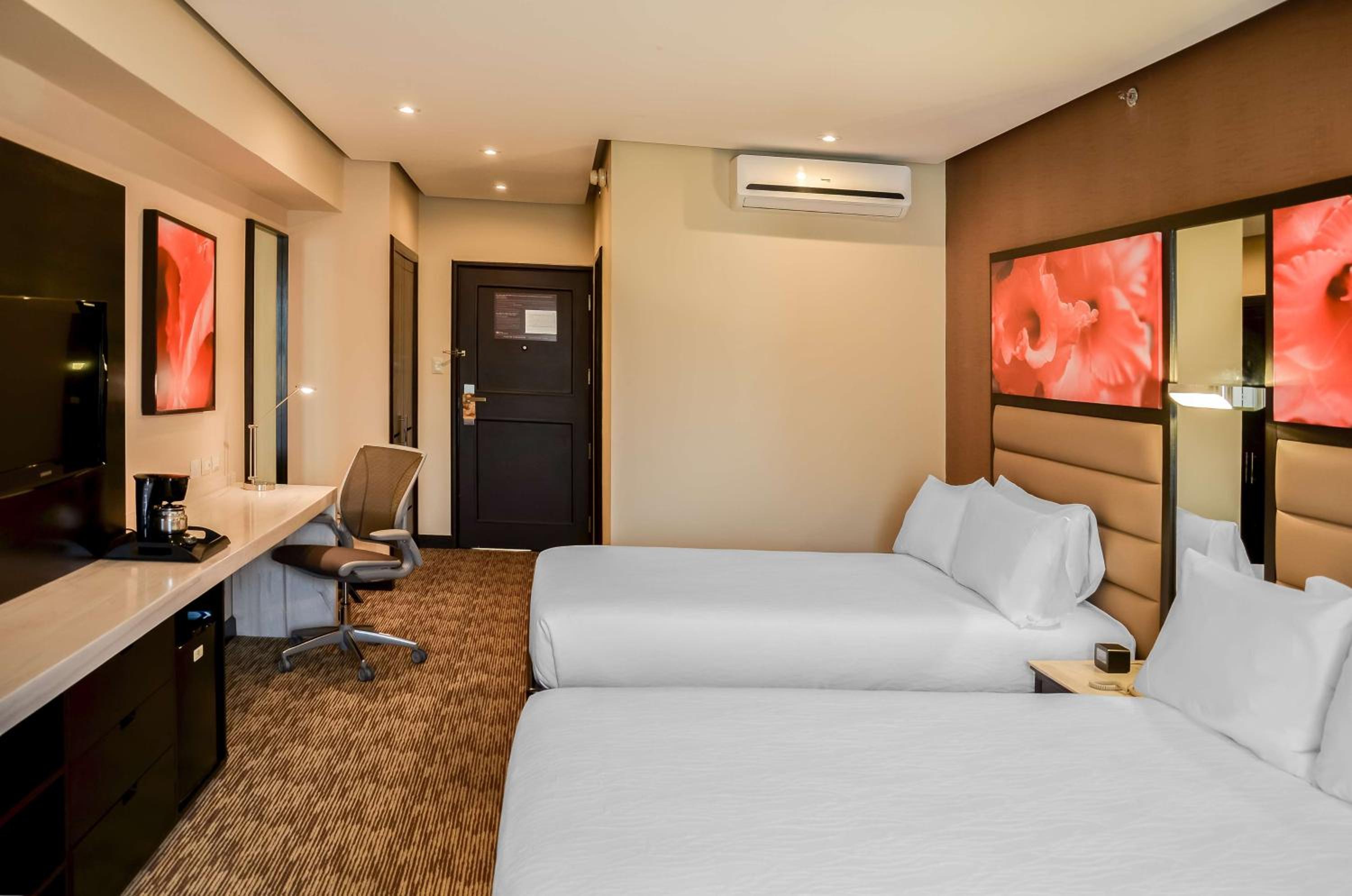 Double Room with Two Double Beds with City View - Photo 1