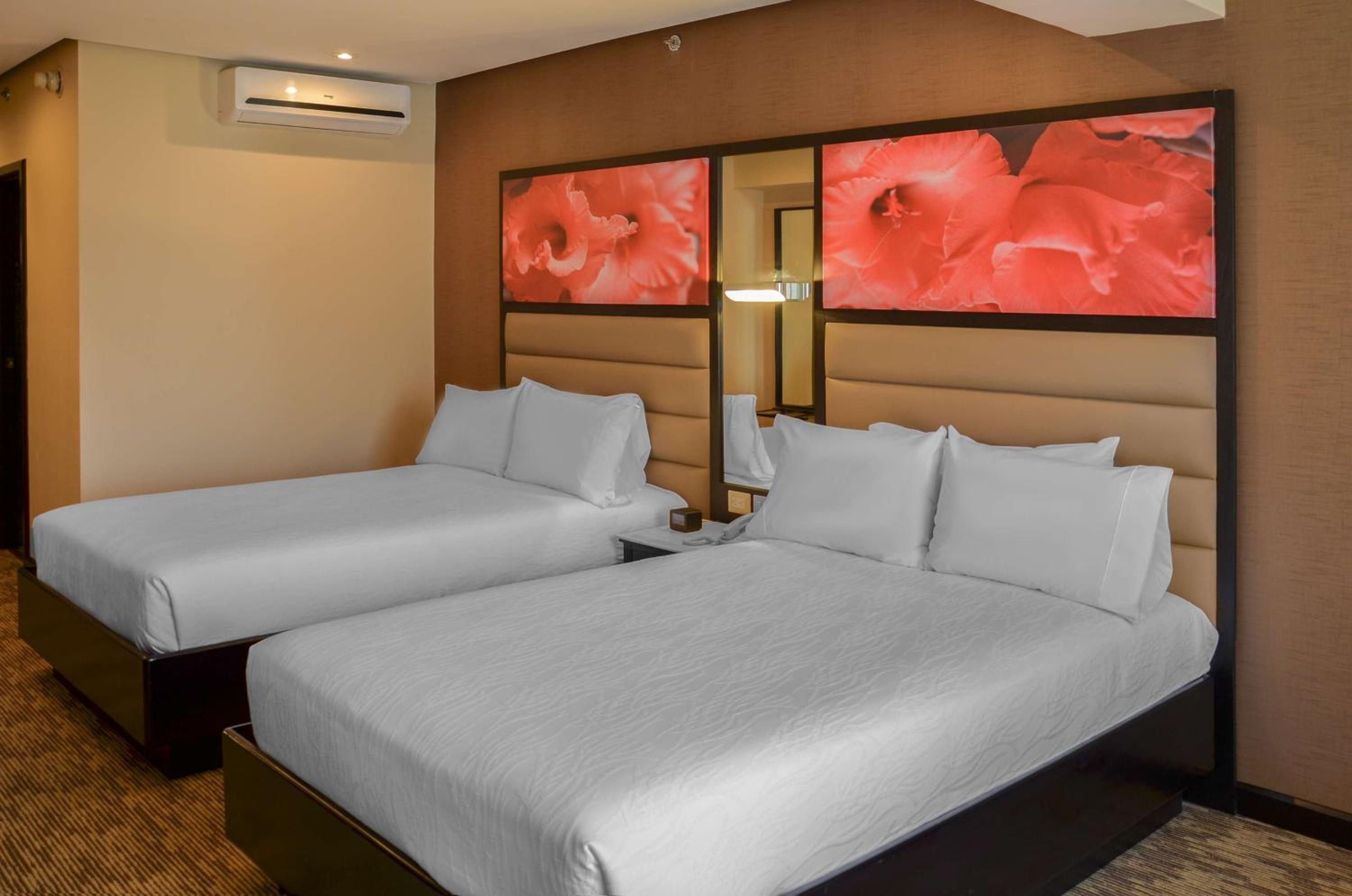 Double Room with Two Double Beds with City View - Photo 2