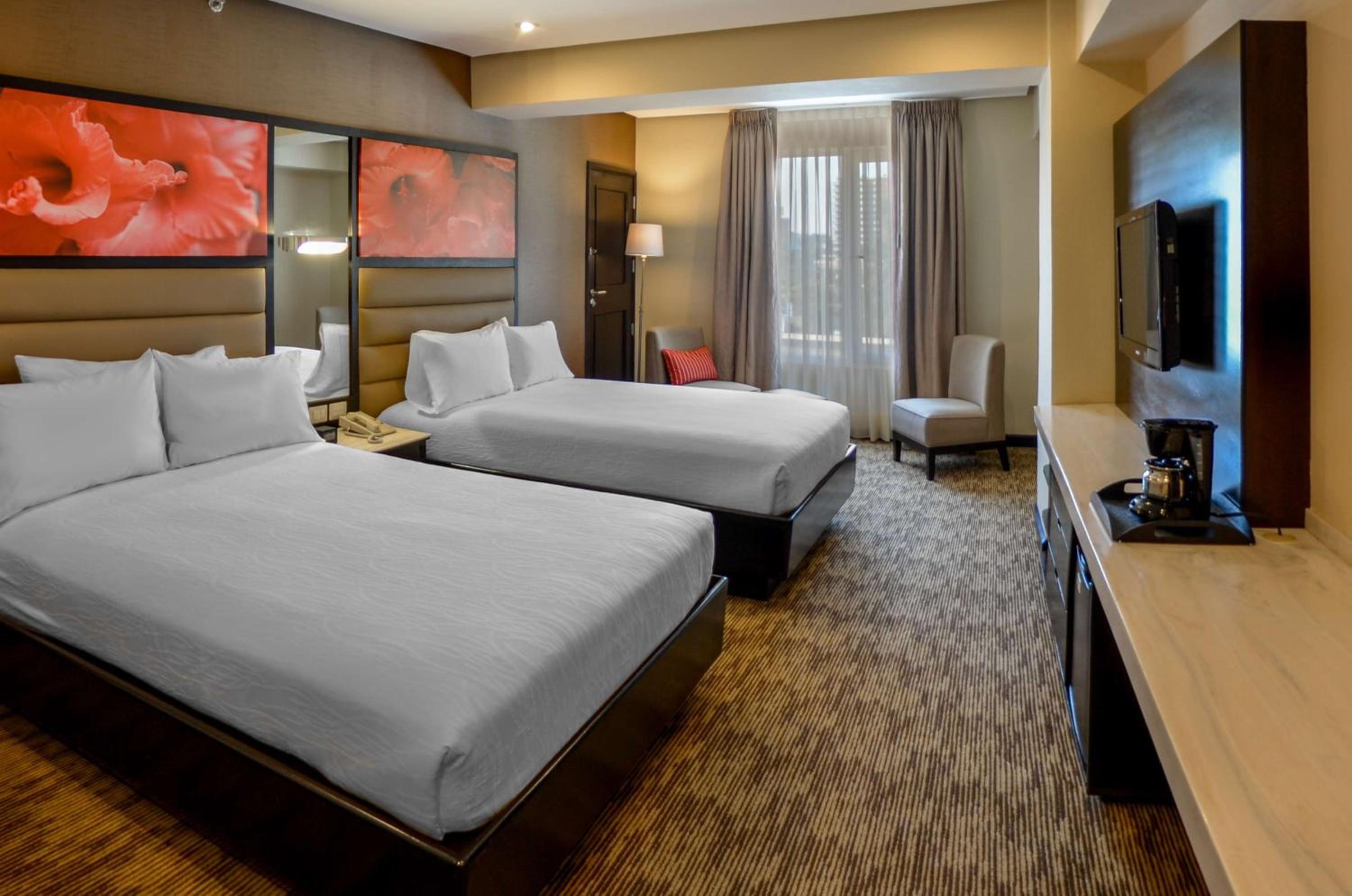 Double Room with Two Double Beds with City View - Photo 3