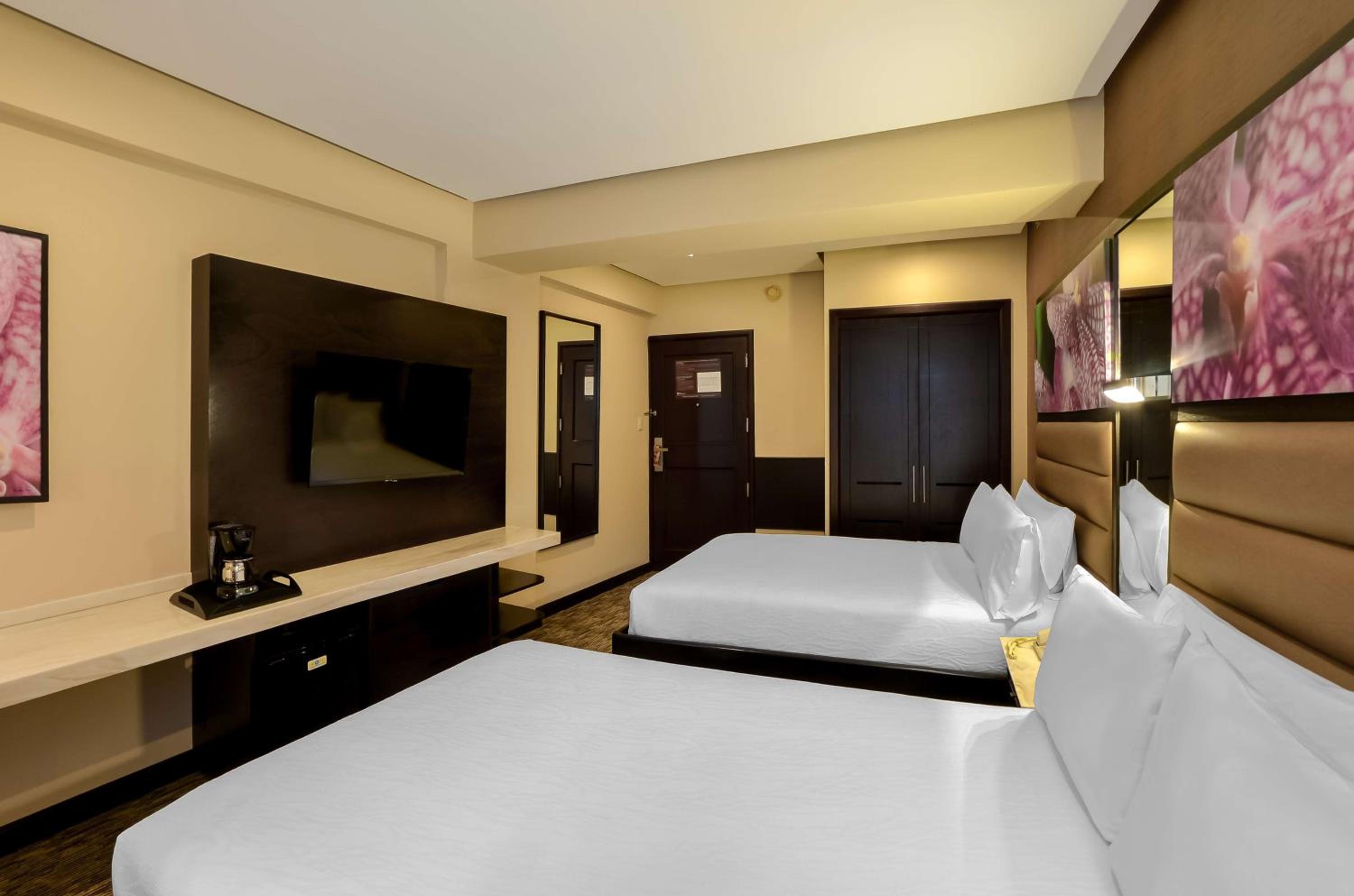 Double Room with Two Double Beds - Photo 3